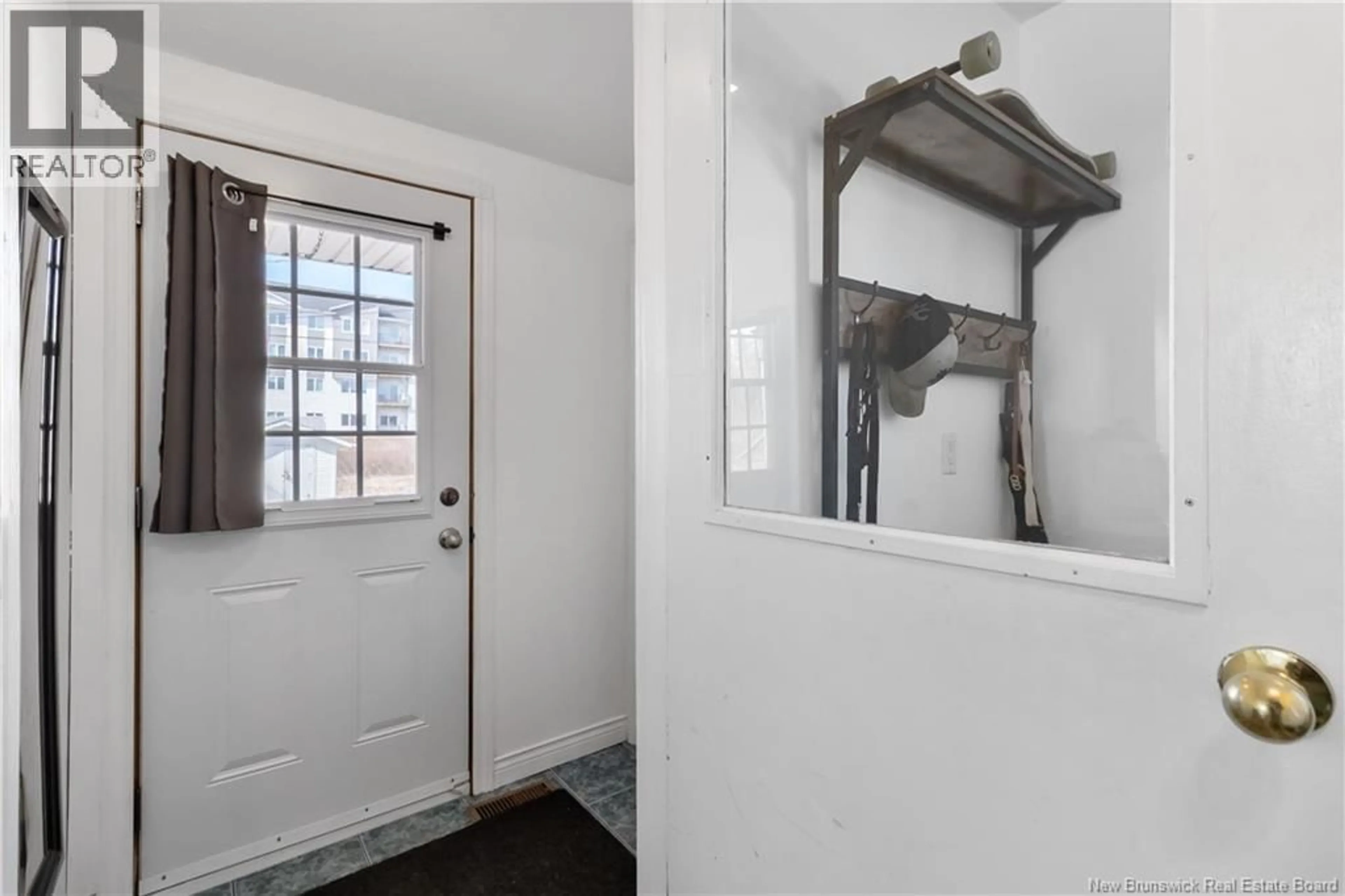 Indoor entryway for 27 AIRPORT STREET, Dieppe New Brunswick E1A2G1