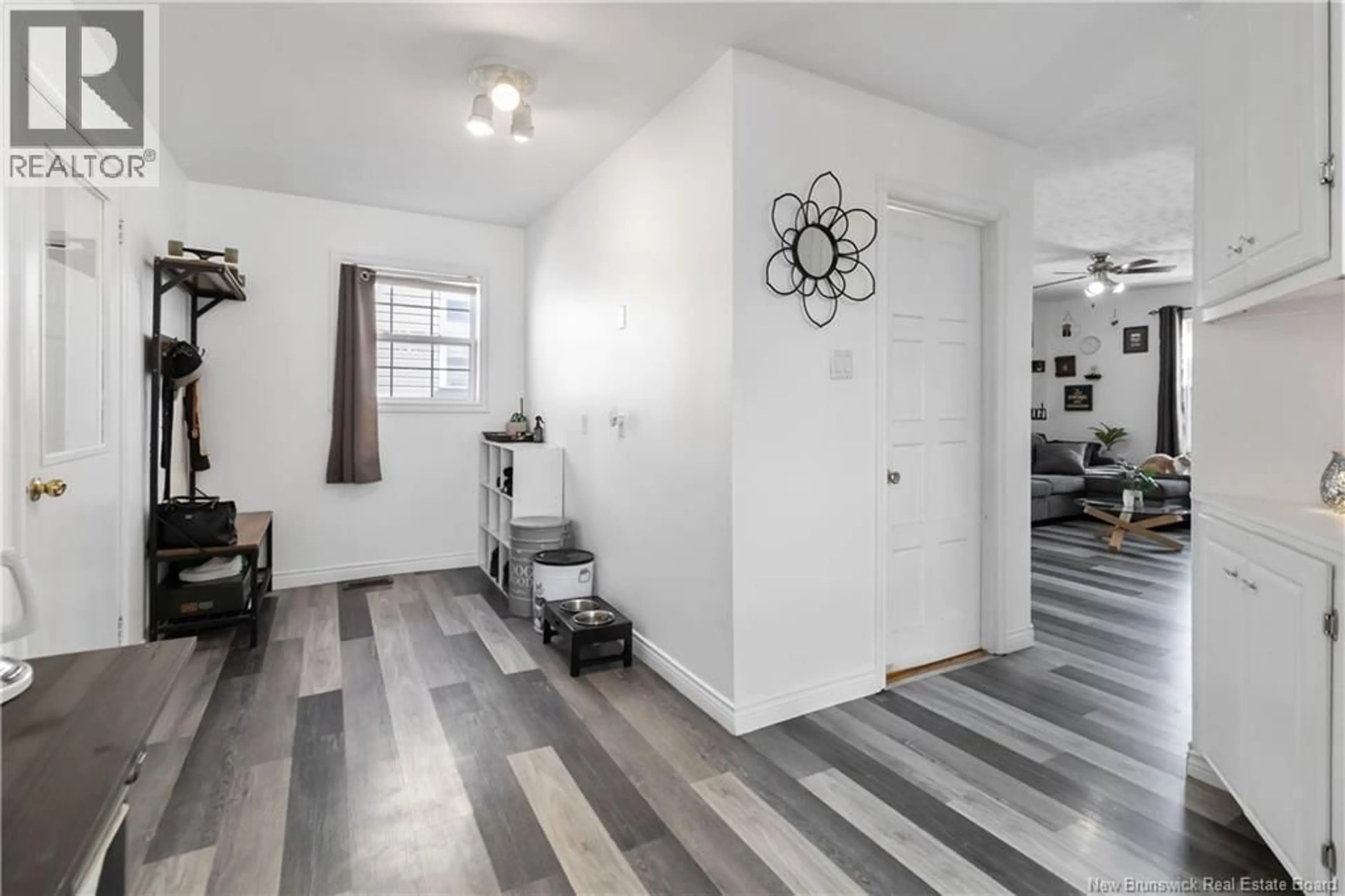 Indoor entryway for 27 AIRPORT STREET, Dieppe New Brunswick E1A2G1