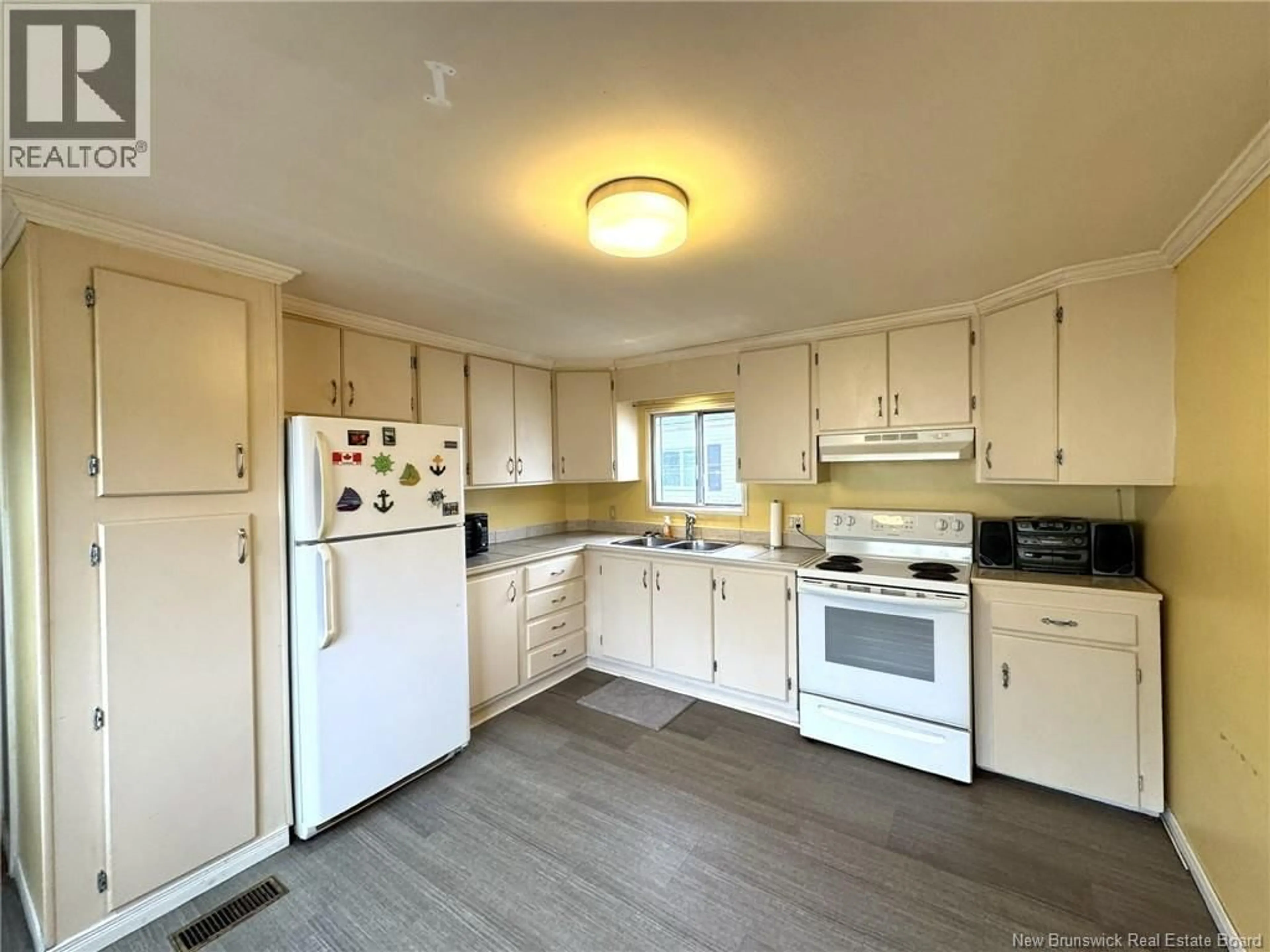 Standard kitchen, unknown for 60 GLENVIEW DRIVE, Saint John New Brunswick E2H2R6