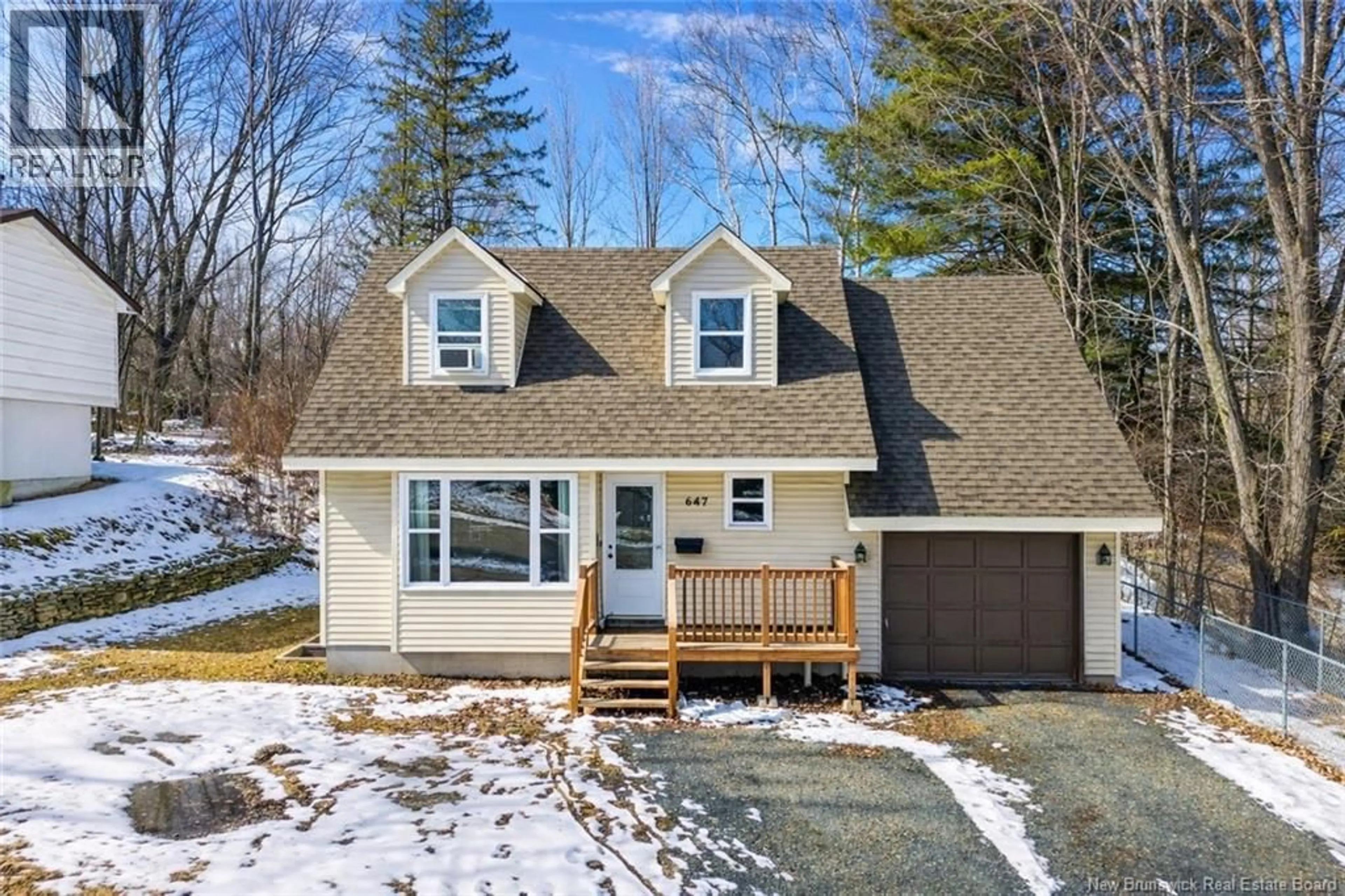 Home with vinyl exterior material, street for 647 KITCHEN STREET, Fredericton New Brunswick E3B3Z9