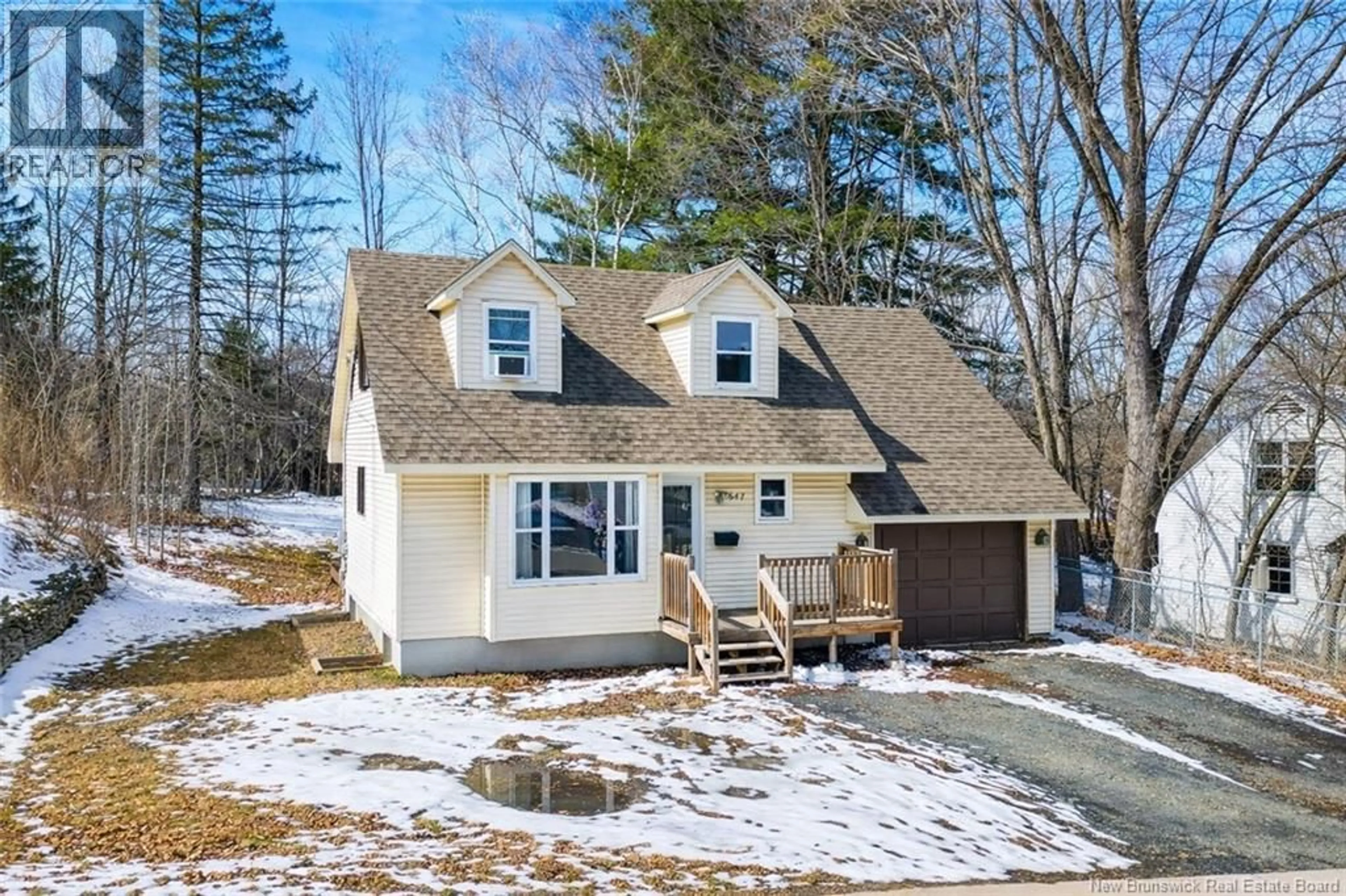 Home with vinyl exterior material, street for 647 KITCHEN STREET, Fredericton New Brunswick E3B3Z9