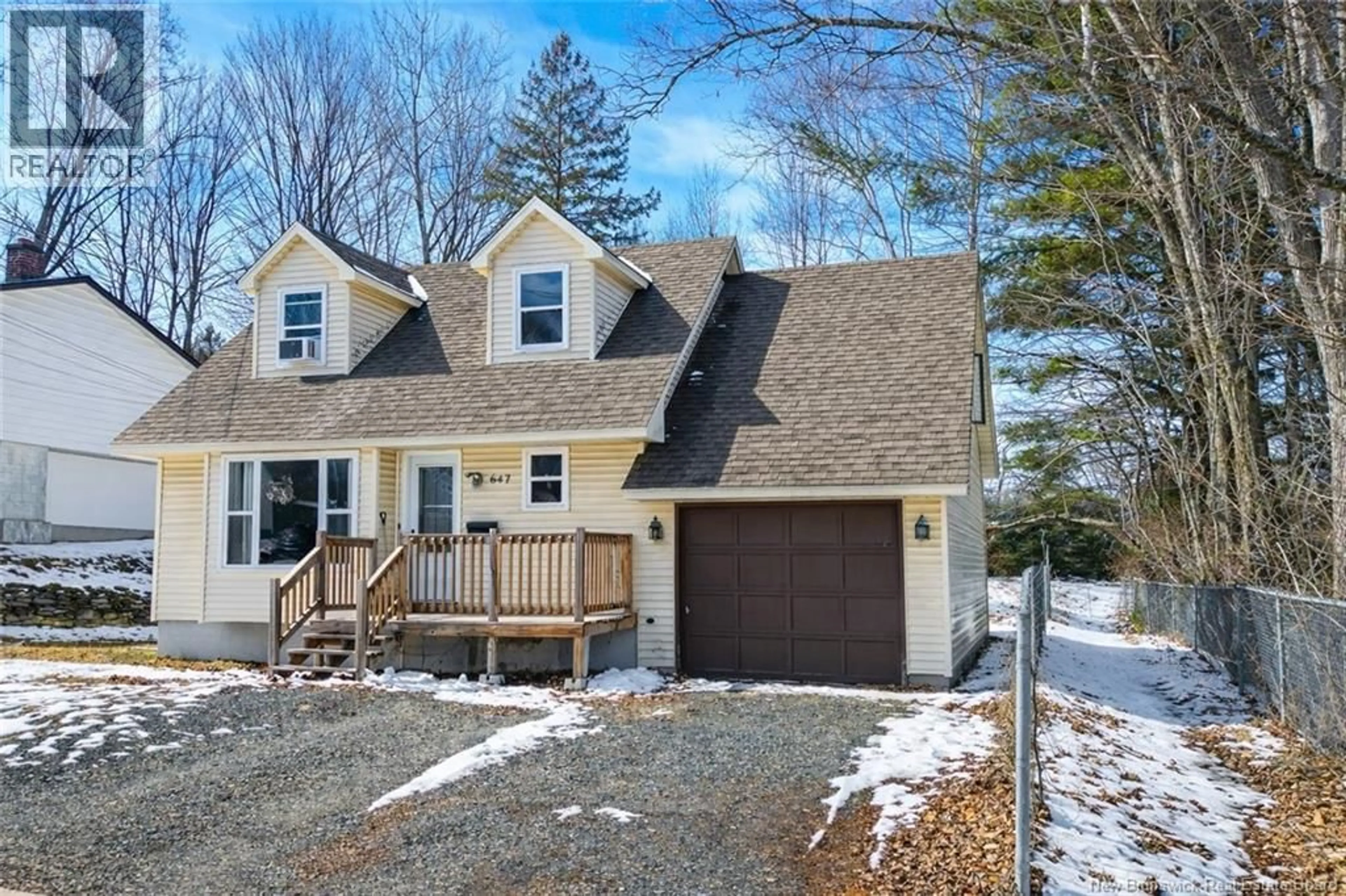 Home with vinyl exterior material, street for 647 KITCHEN STREET, Fredericton New Brunswick E3B3Z9