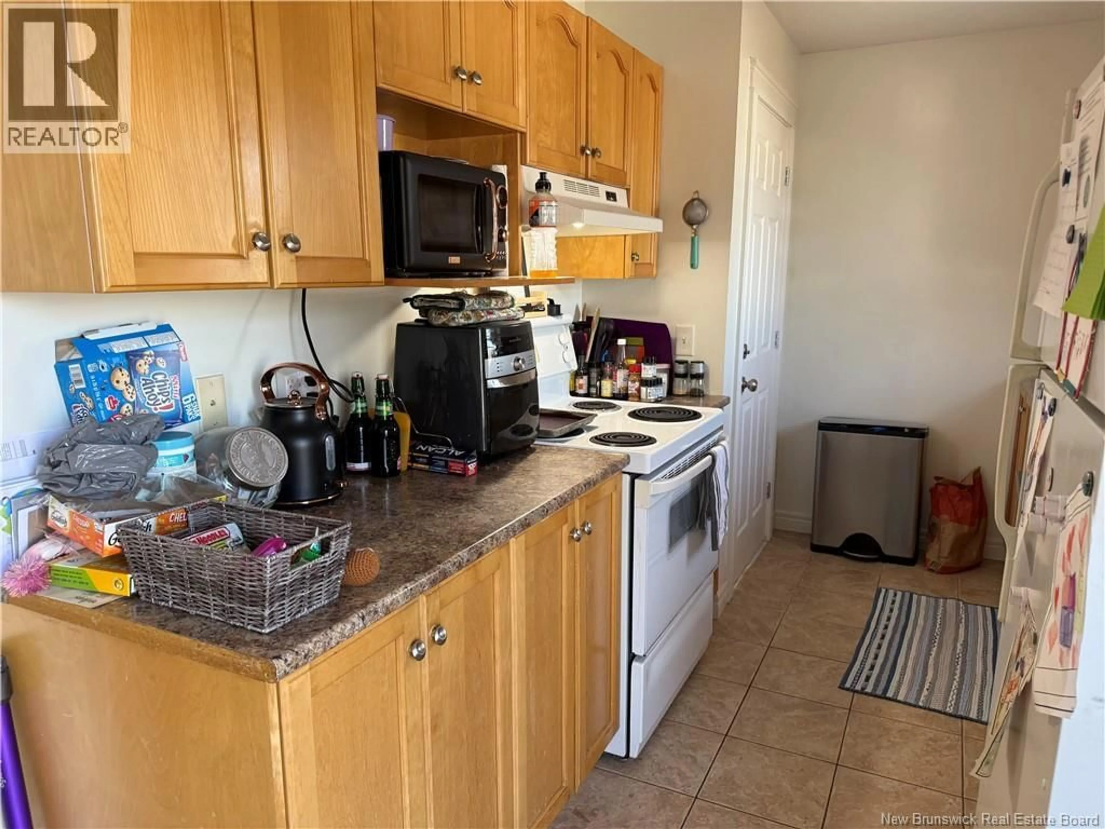 Standard kitchen, unknown for 333 TWIN OAKS, Moncton New Brunswick E1G4W7