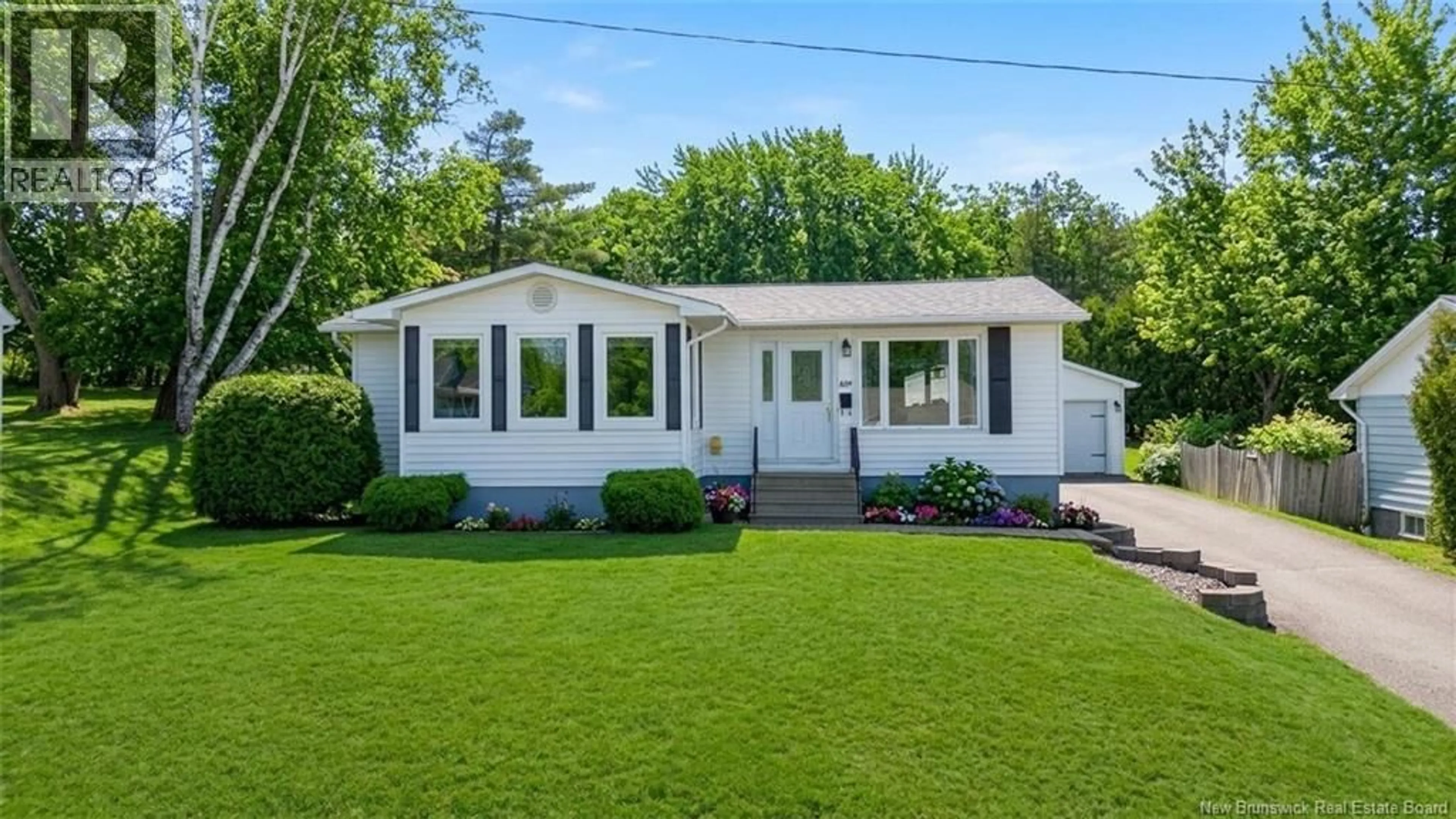 Home with vinyl exterior material, street for 409 GARDINER STREET, Oromocto New Brunswick E2V1G4