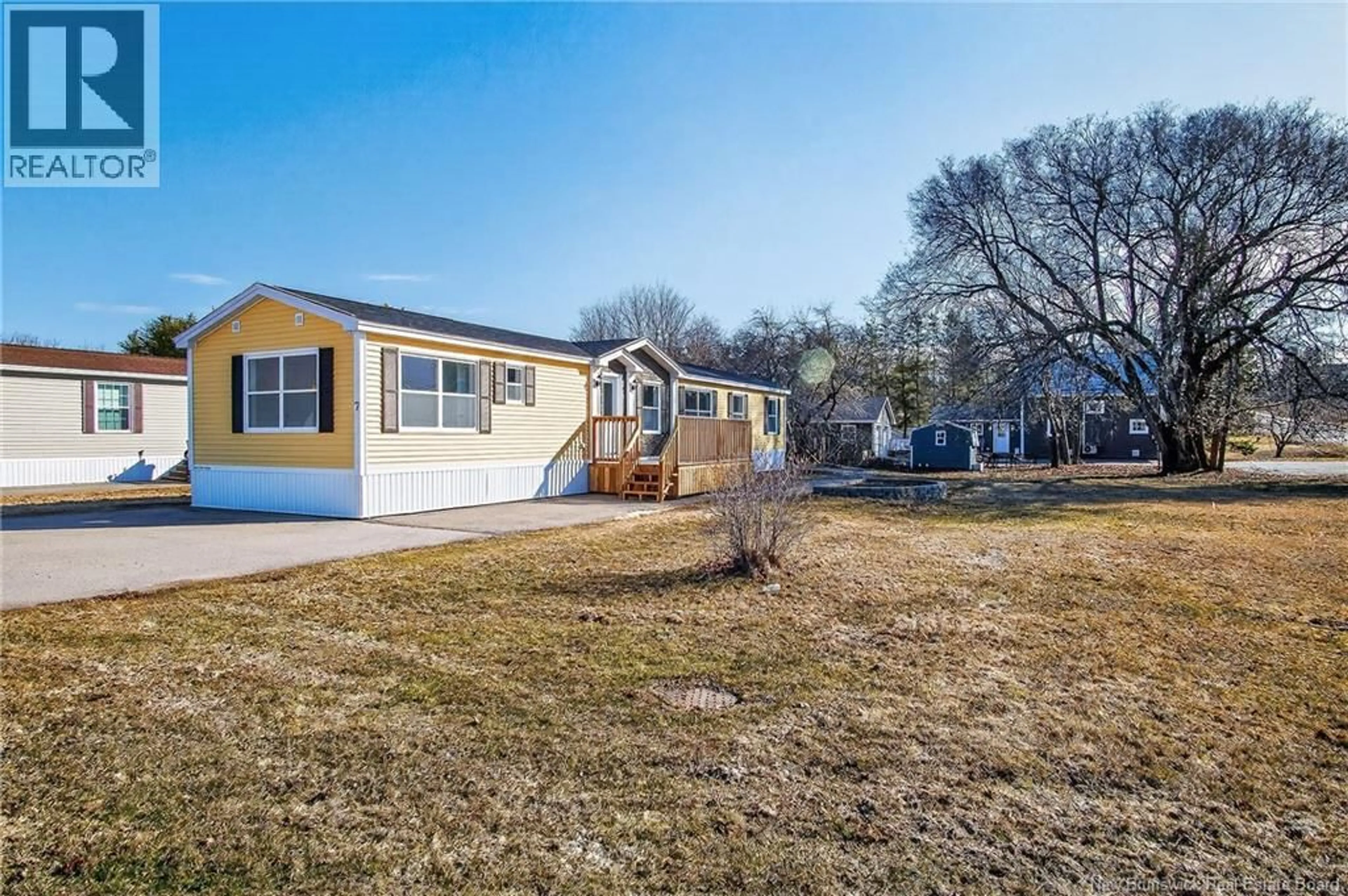 A pic from outside/outdoor area/front of a property/back of a property/a pic from drone, unknown for 7 PARK AVENUE, Sussex Corner New Brunswick E4E0B3