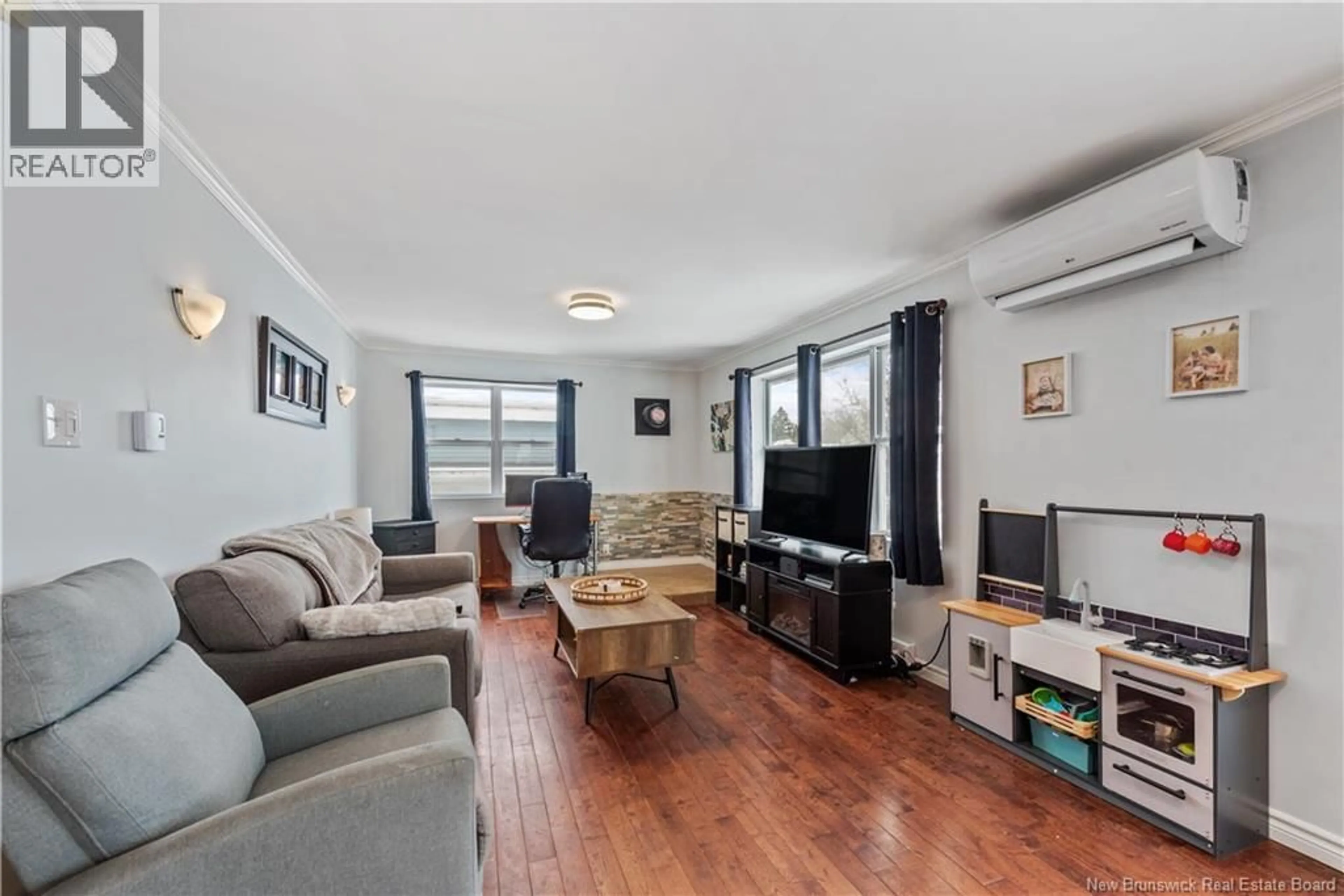 Living room with furniture, wood/laminate floor for 40 WINTER STREET, Shediac New Brunswick E4P2Y2