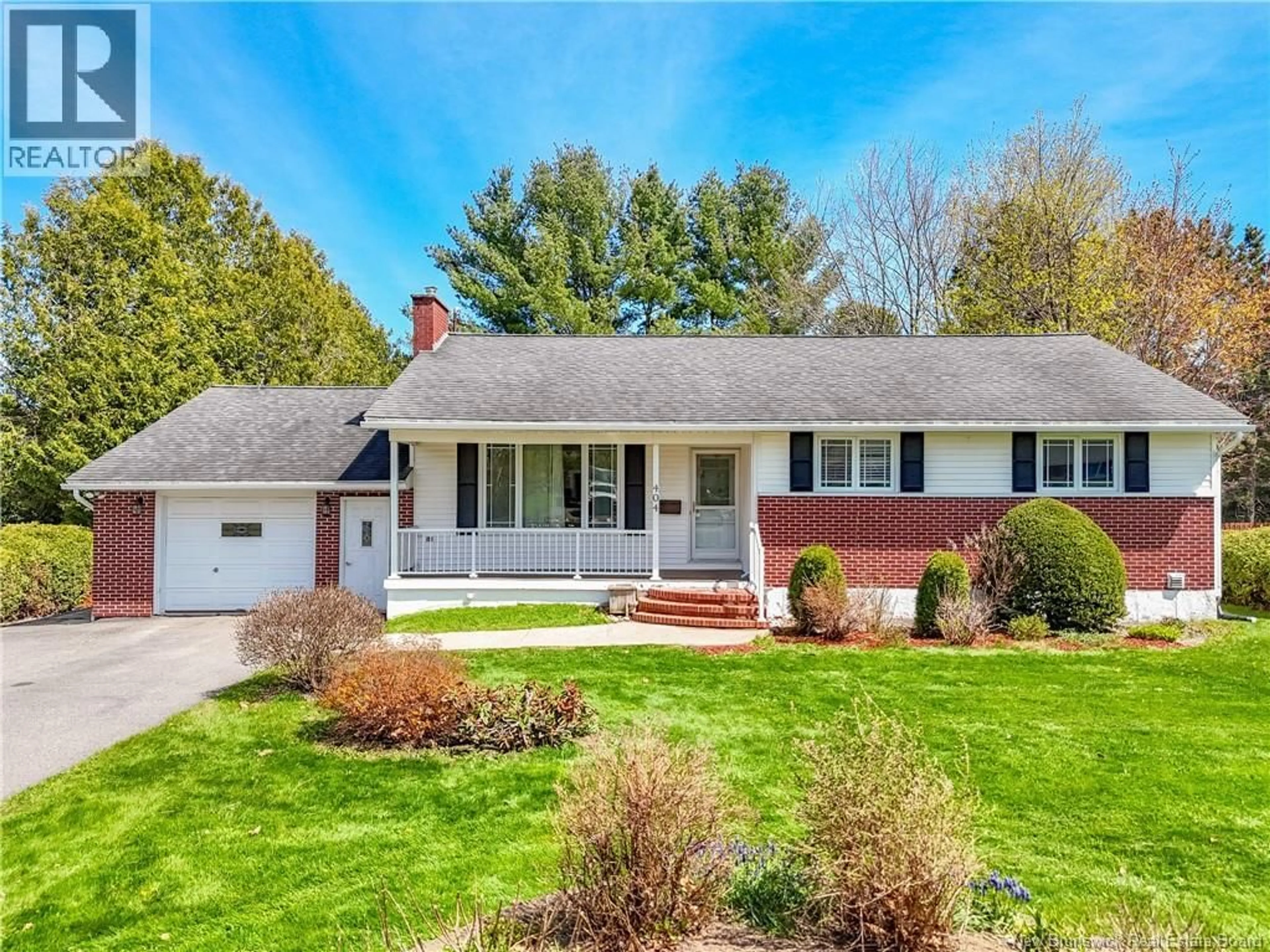 Home with vinyl exterior material, street for 404 GLENGARRY PLACE, Fredericton New Brunswick E3B5Z9