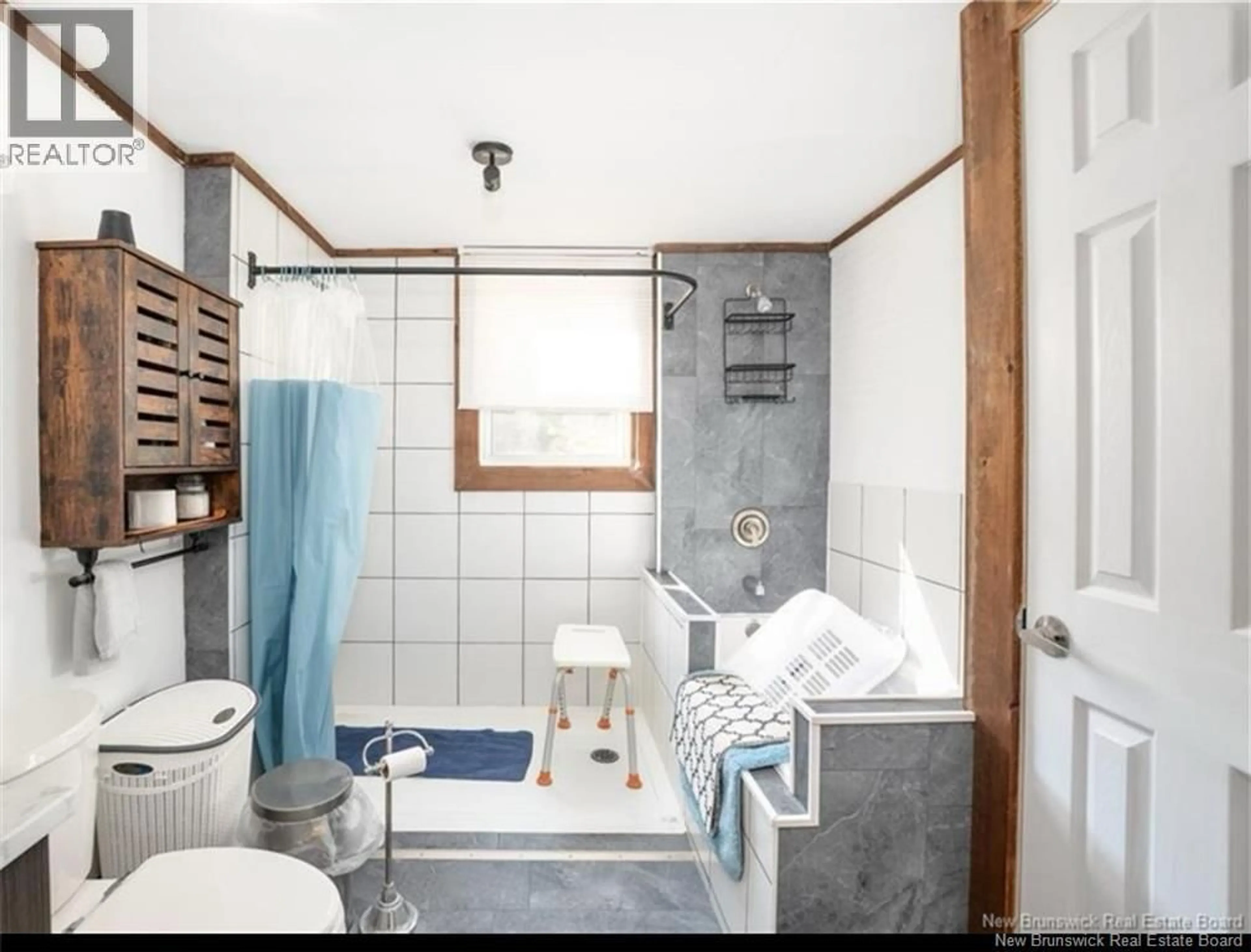 Standard bathroom, ceramic/tile floor for 186 GIROUARDVILLE ROAD, Bouctouche New Brunswick E4S3G9