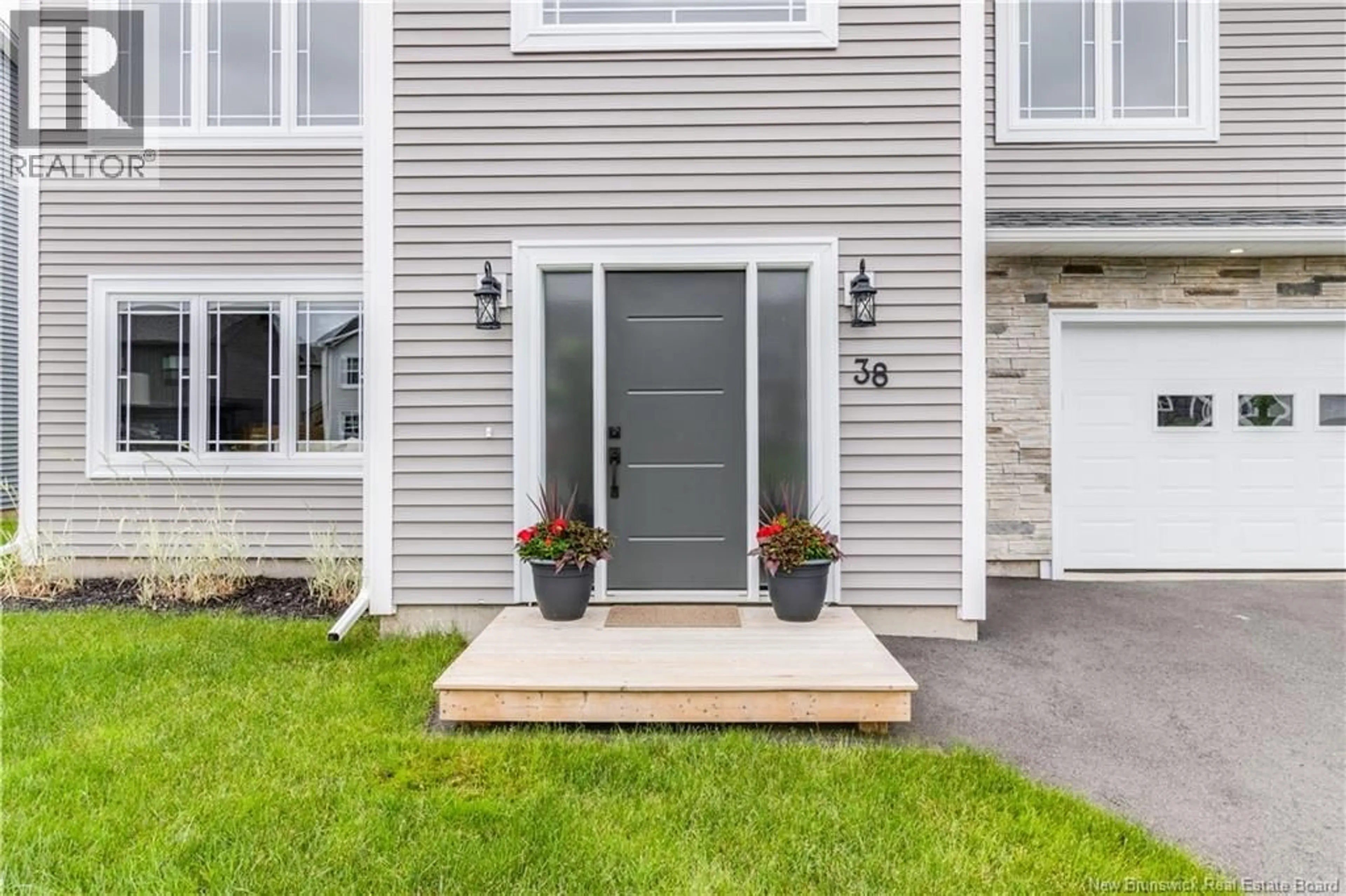 Indoor entryway for 38 DOHERTY DRIVE, Oromocto New Brunswick E2V0M1