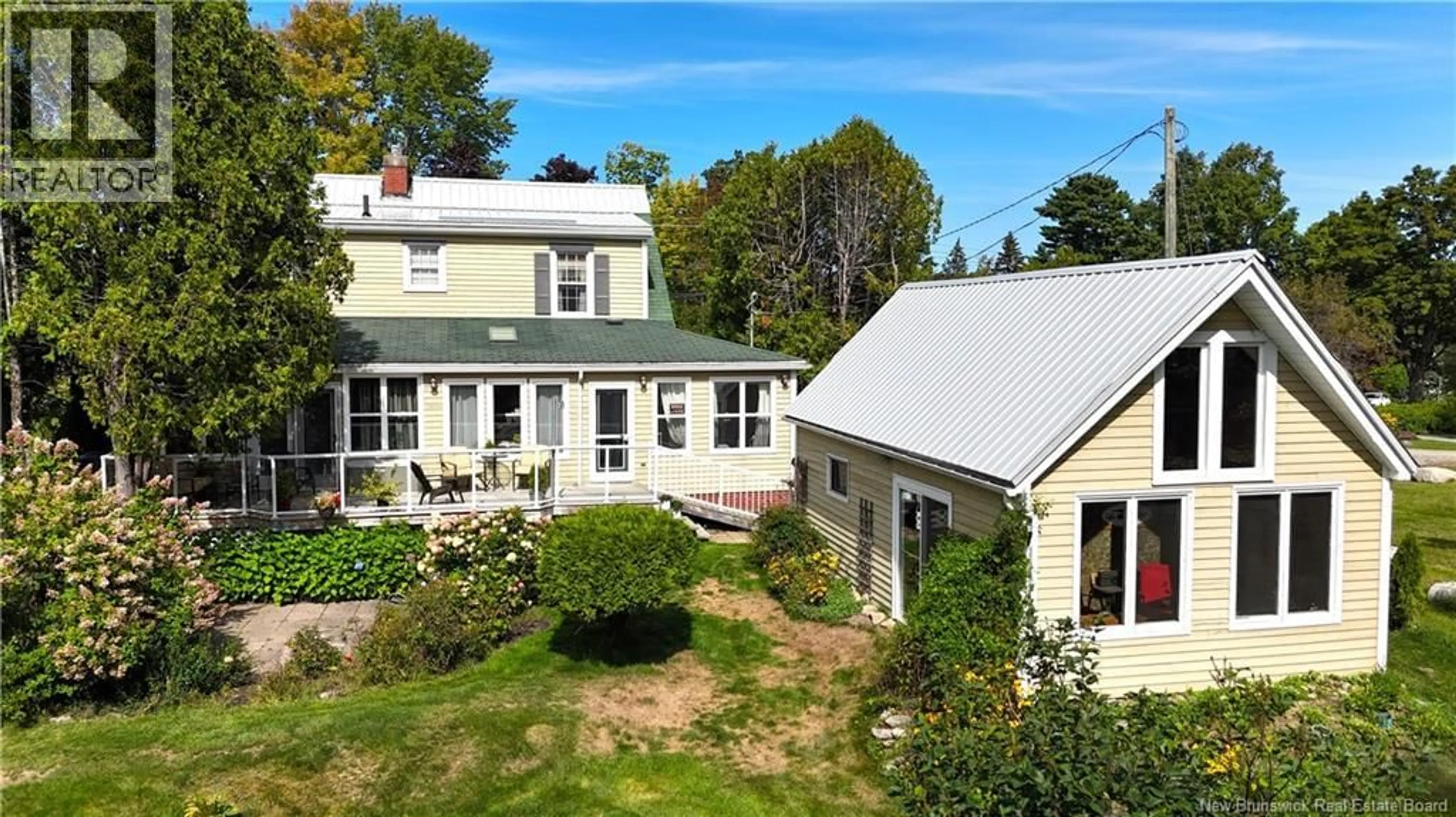 A pic from outside/outdoor area/front of a property/back of a property/a pic from drone, building for 272 MILLTOWN BOULEVARD, St. Stephen New Brunswick E3L1H6