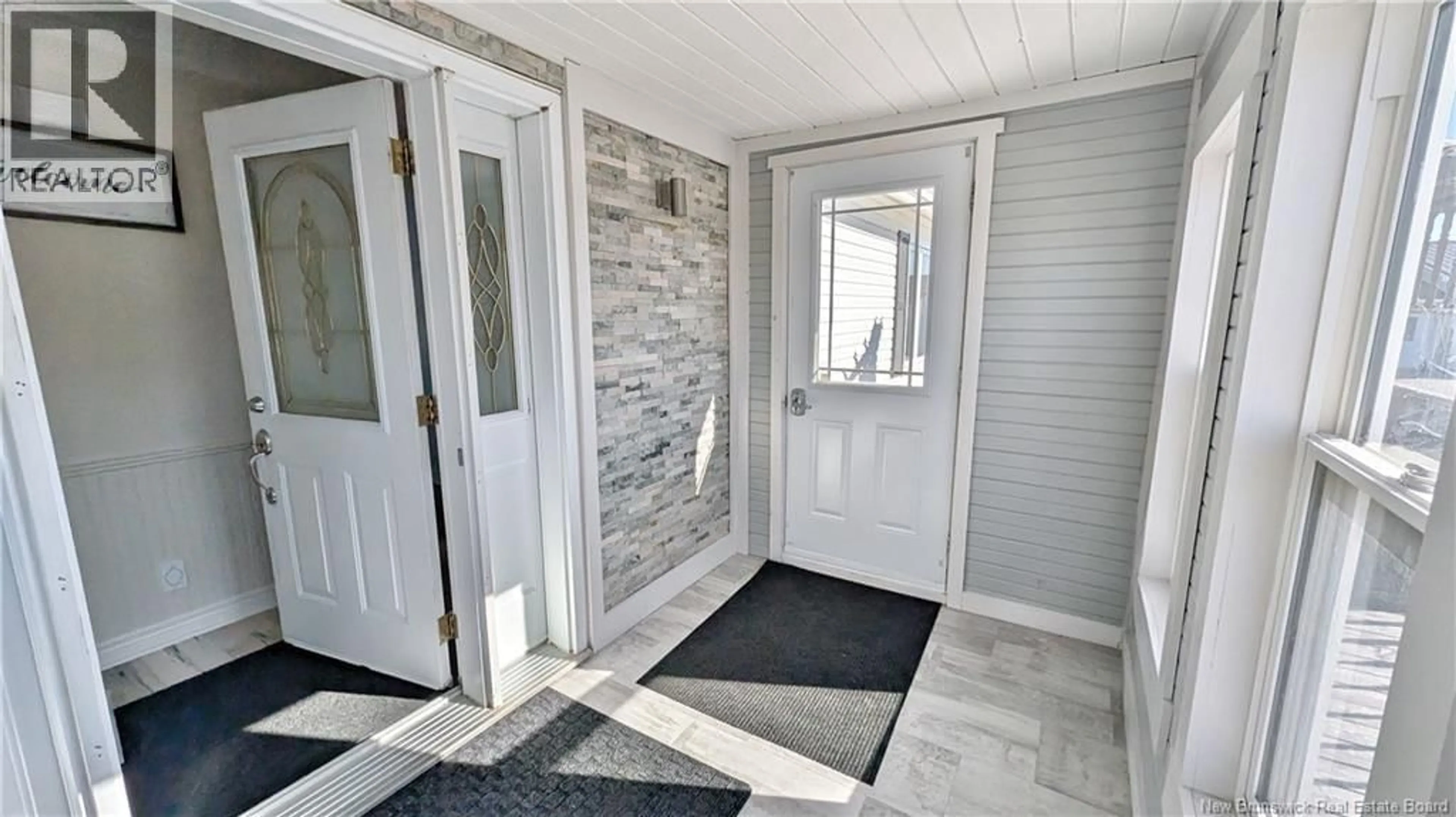 Indoor entryway for 7756 RUE SAINT-PAUL, Bas-Caraquet New Brunswick E1W6C9