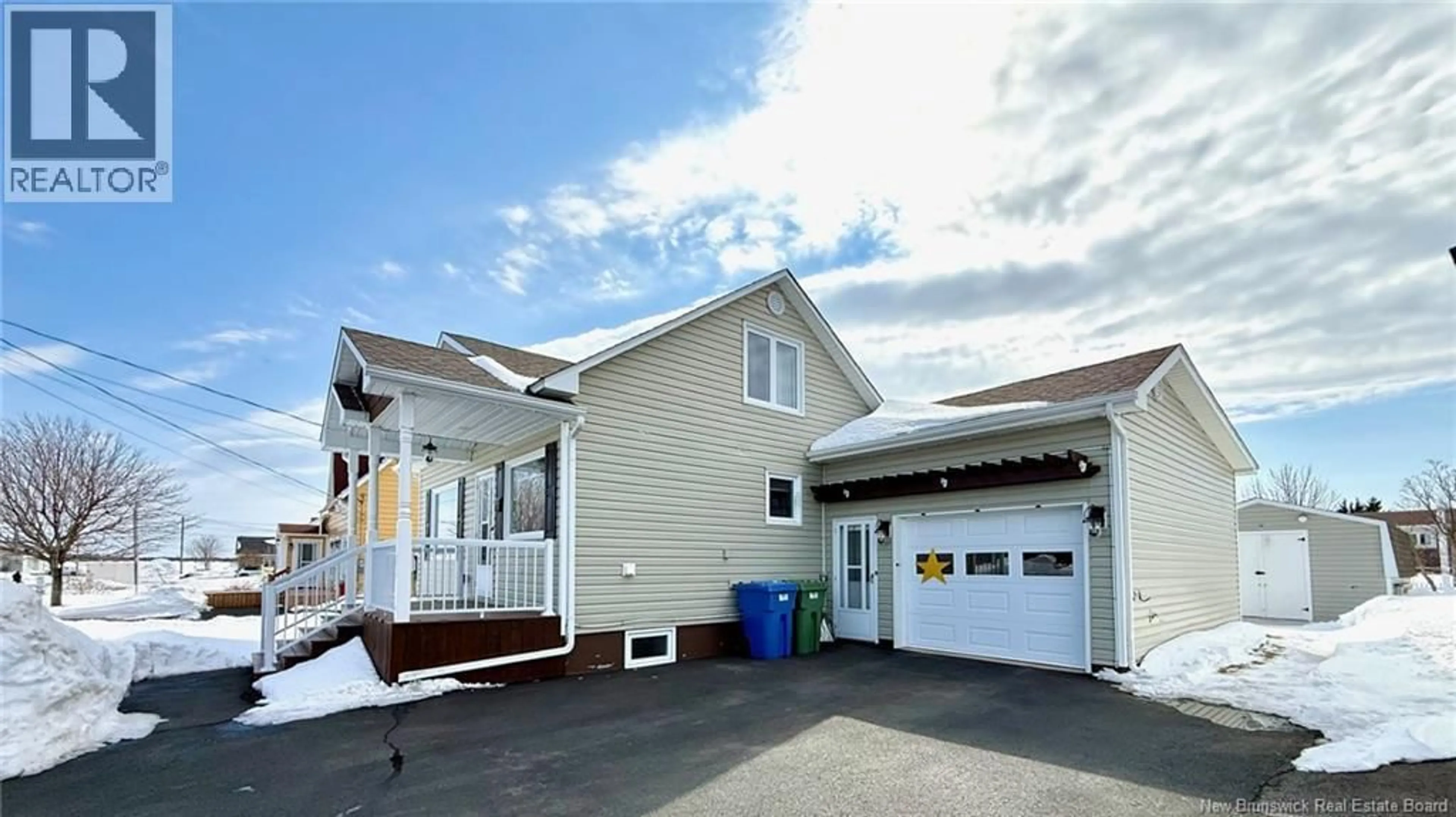 Home with vinyl exterior material, unknown for 22 RUE DU PÊCHEUR SUD, Lamèque New Brunswick E8T1L1