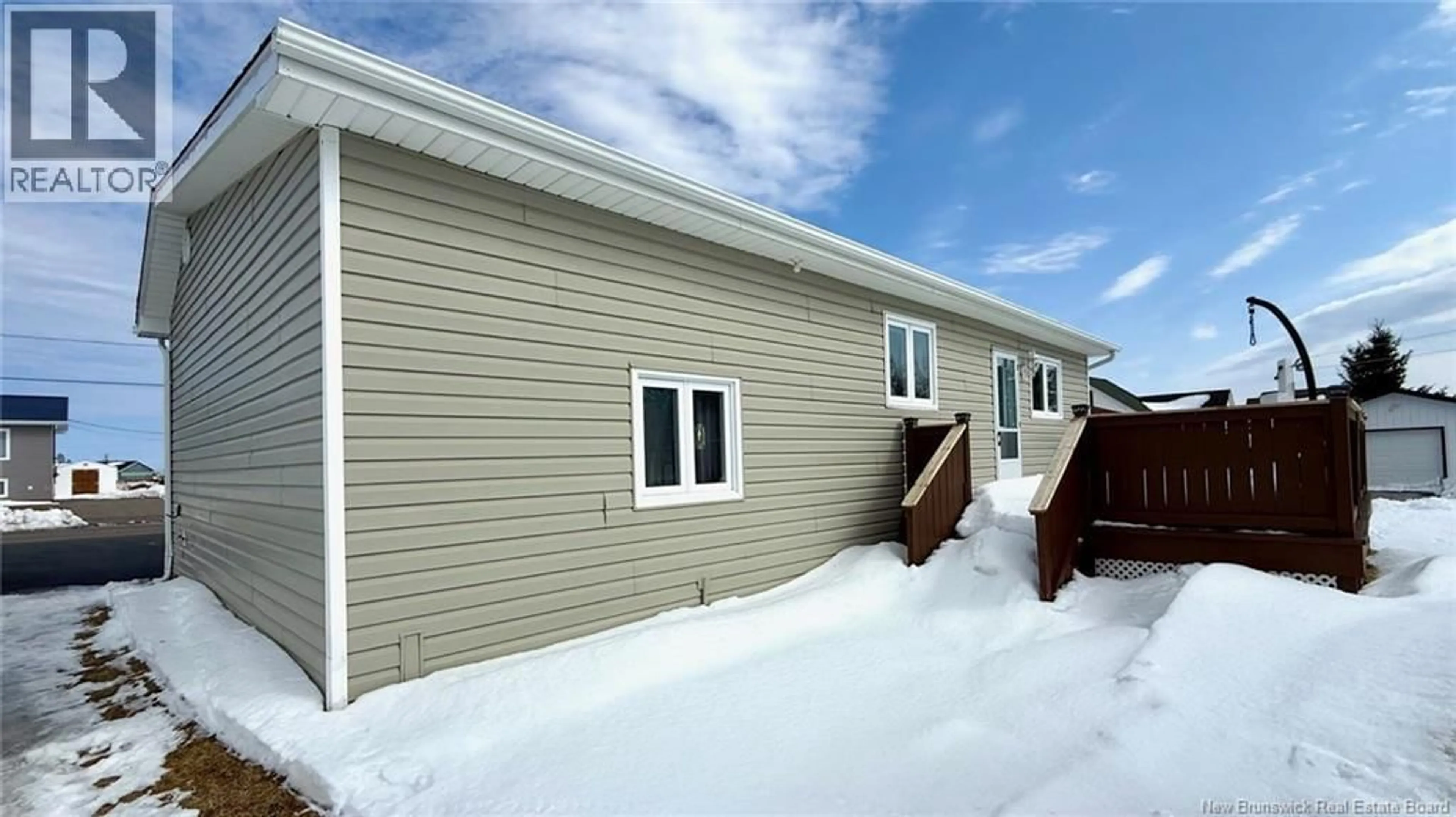 Home with vinyl exterior material, building for 22 RUE DU PÊCHEUR SUD, Lamèque New Brunswick E8T1L1