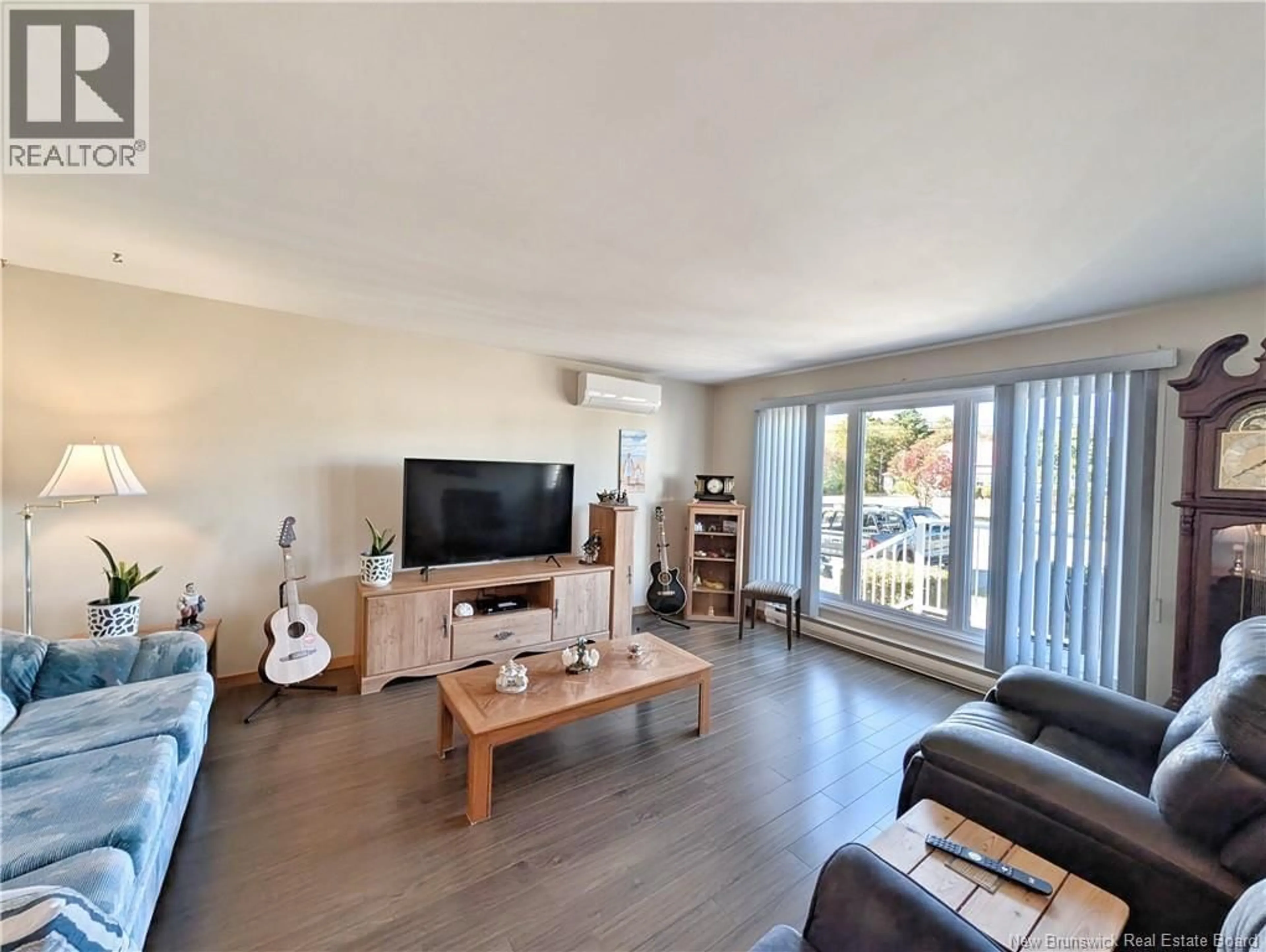 Living room with furniture, wood/laminate floor for 1794 RUE CHÂTILLON, Maisonnette New Brunswick E8N1Y5