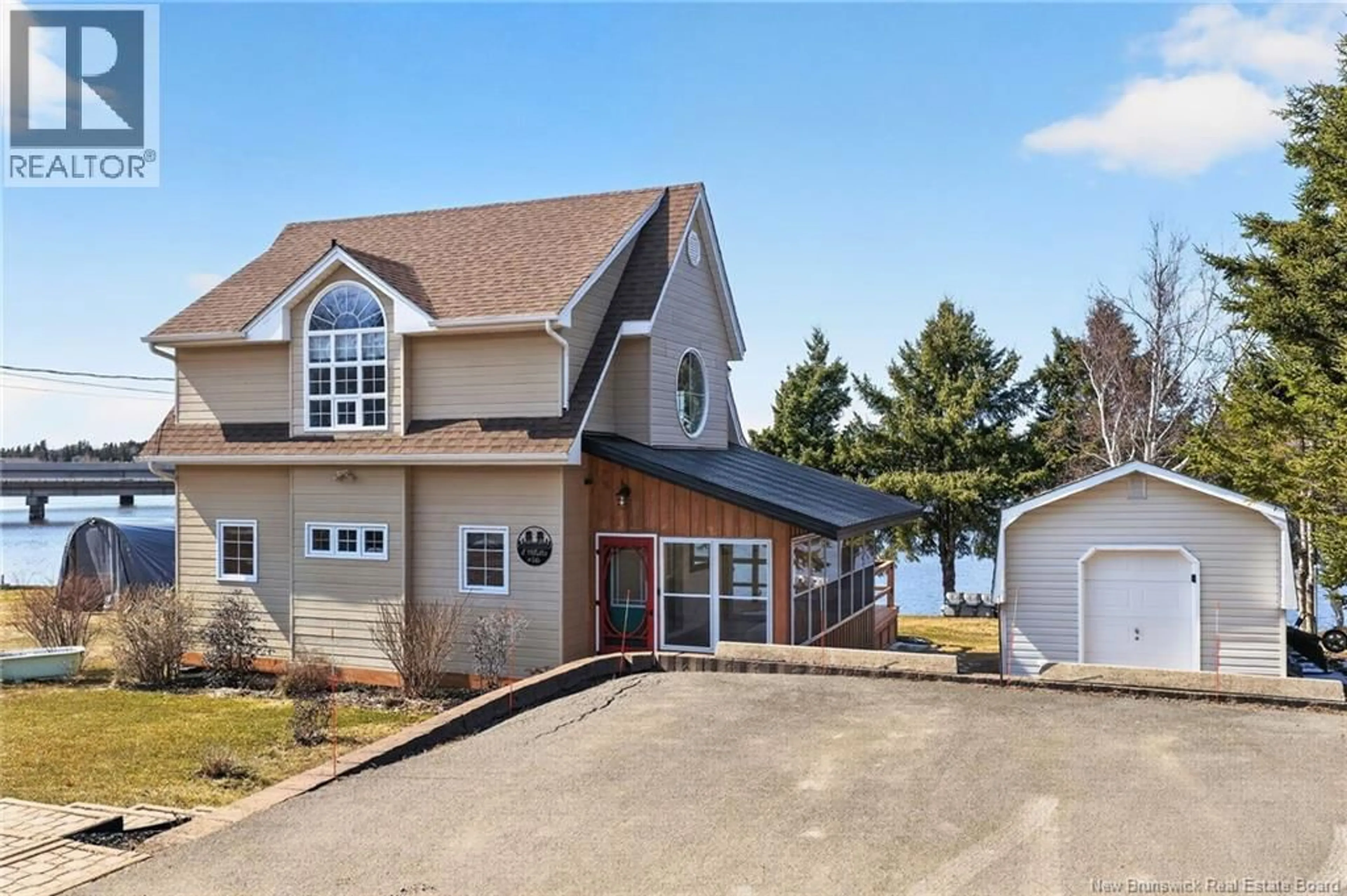 Indoor foyer for 16 DES CERISIERS, Shediac Bridge New Brunswick E4R1G7