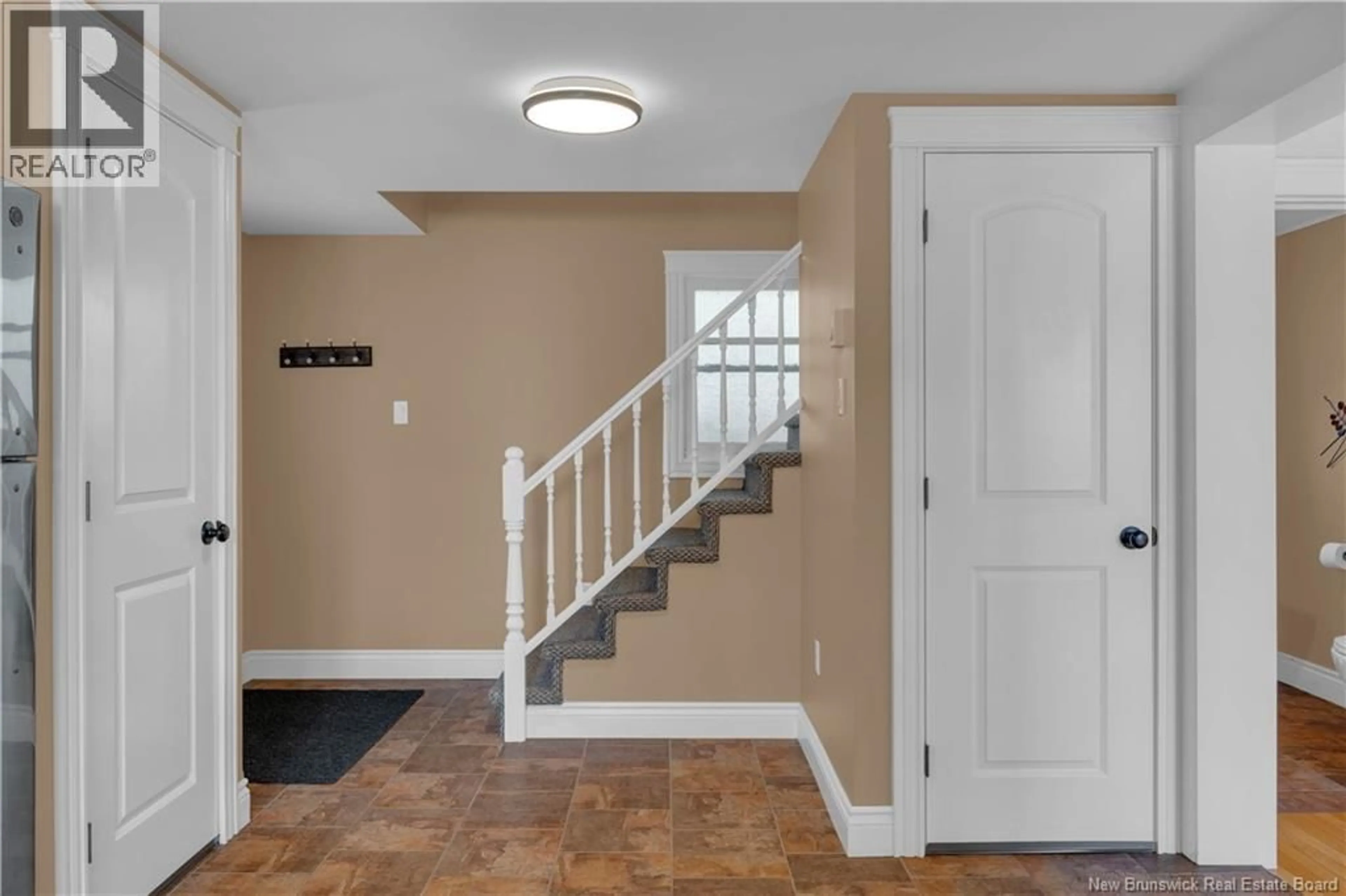 Indoor entryway for 46 SOMERSET STREET, Saint John New Brunswick E2K2X4