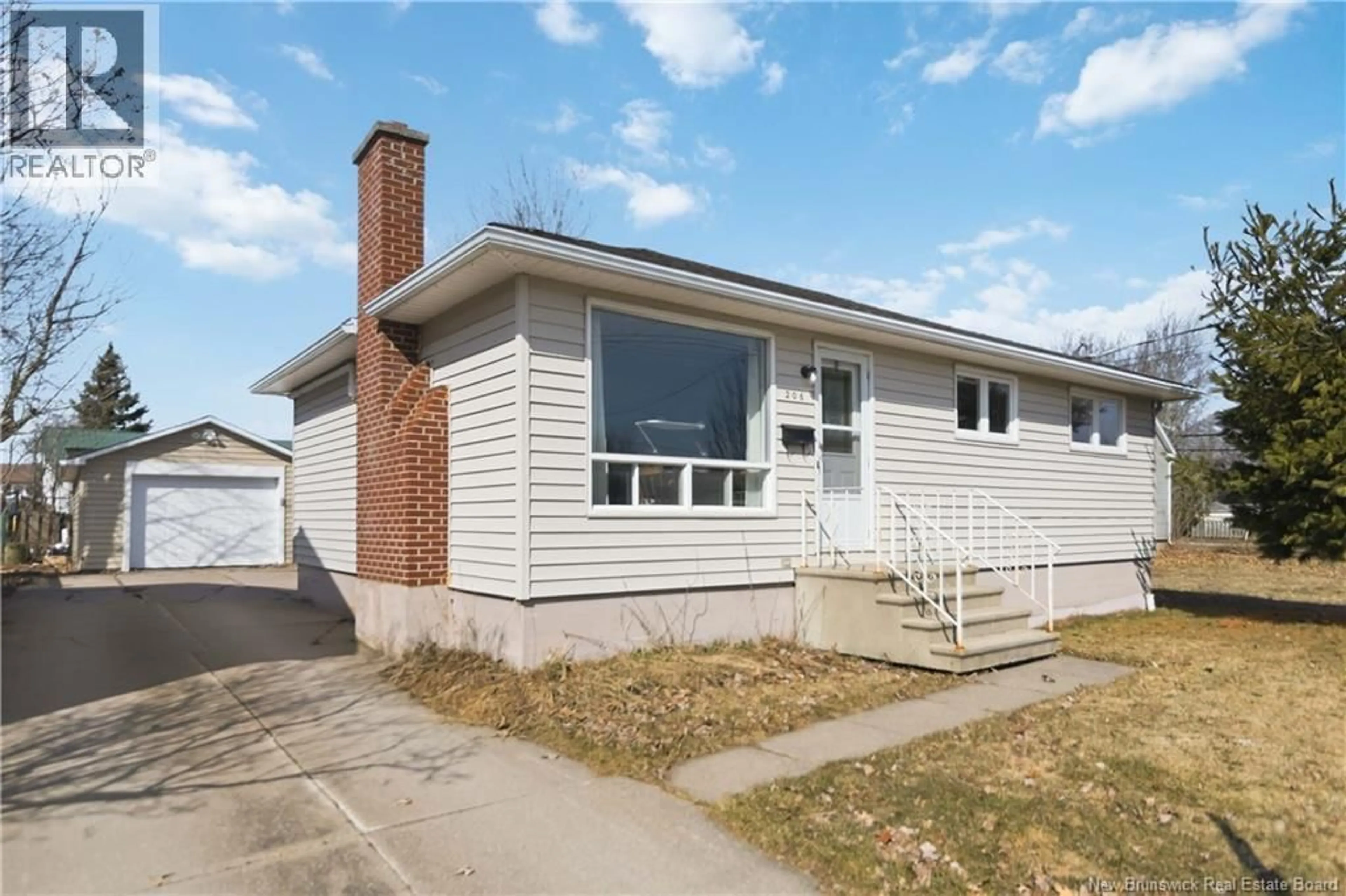 Home with vinyl exterior material, street for 206 MCKENZIE AVENUE, Moncton New Brunswick E1C7Z3