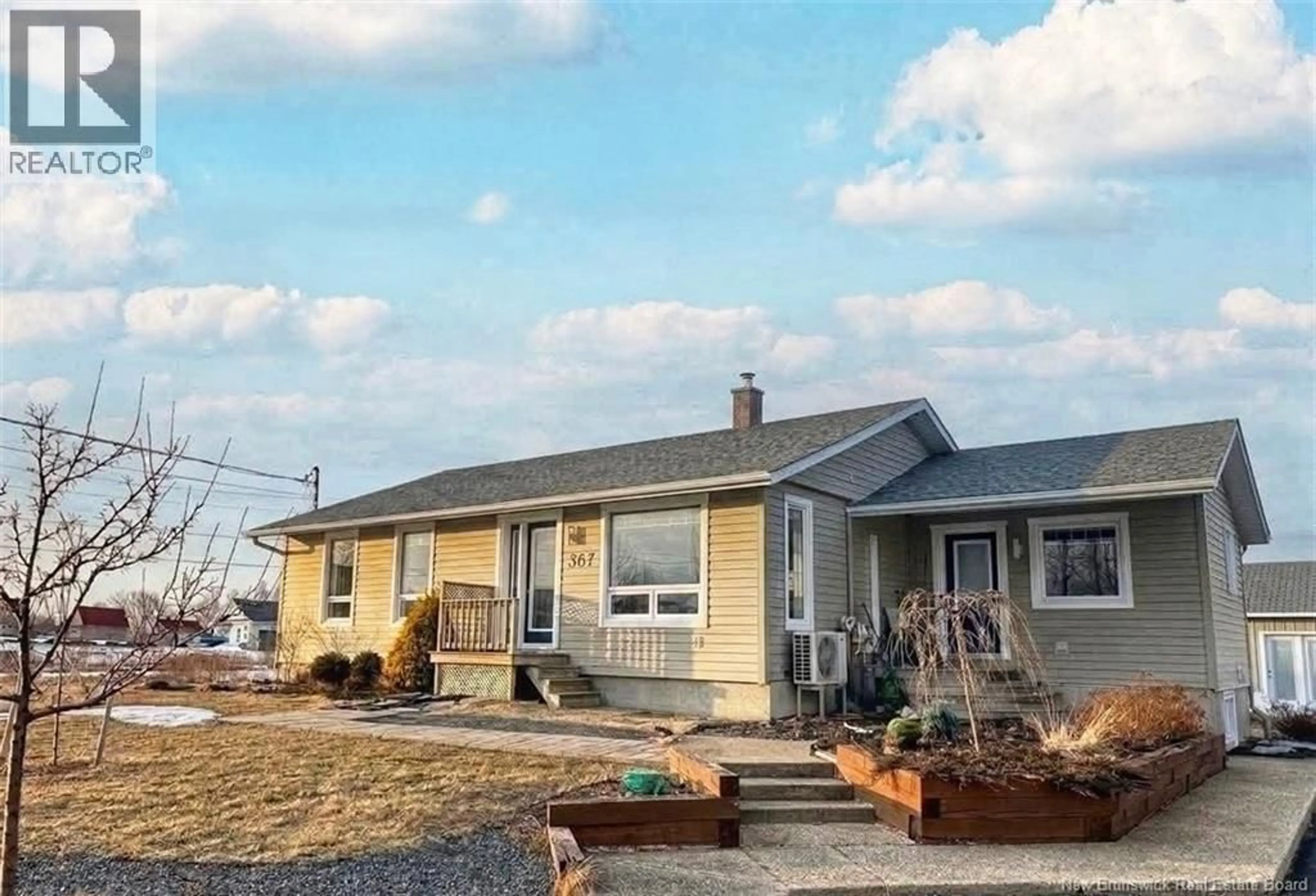 Home with vinyl exterior material, unknown for 367 RUE DE L'ÎLE, Caraquet New Brunswick E1W1B4