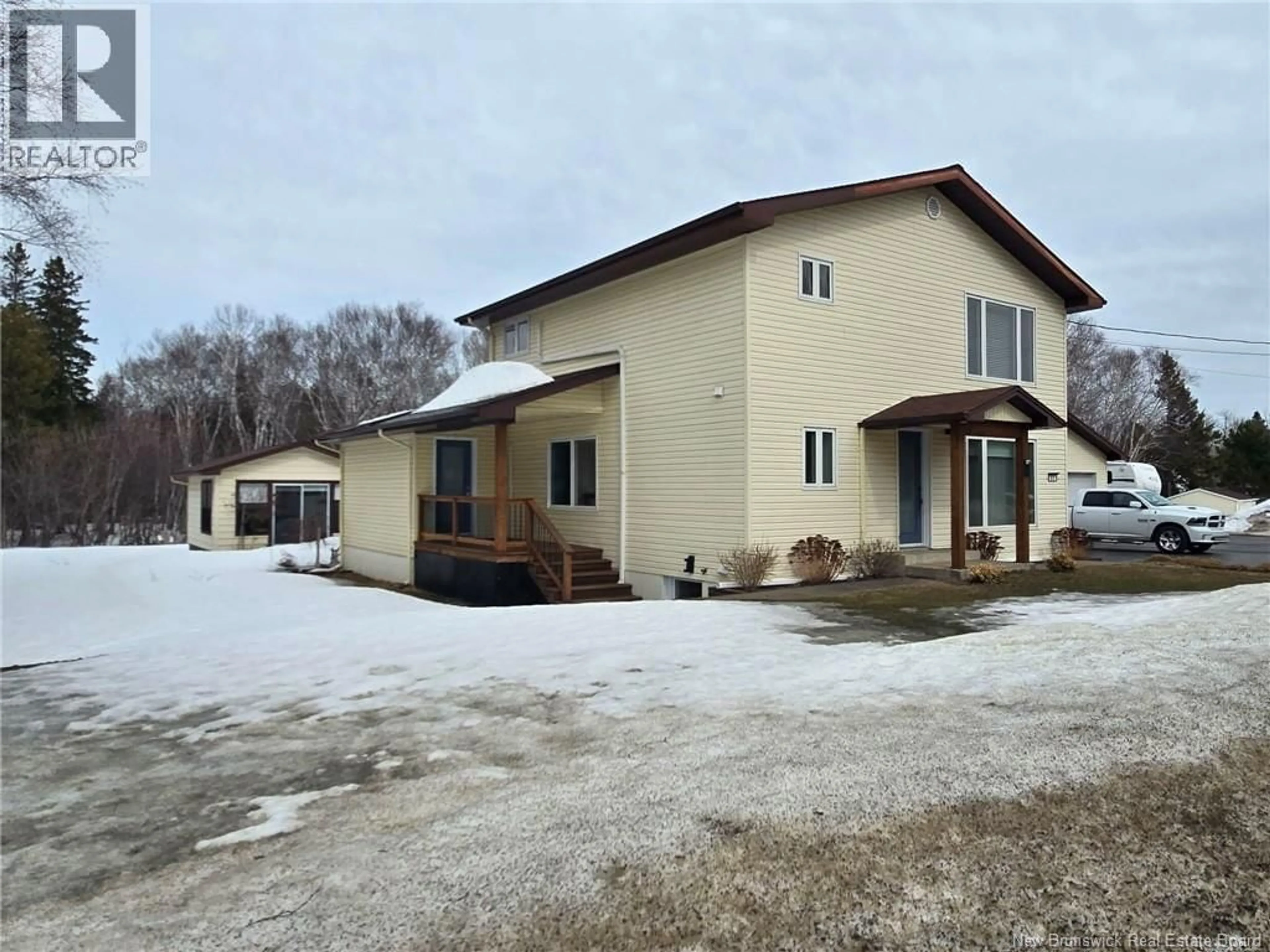 A pic from outside/outdoor area/front of a property/back of a property/a pic from drone, building for 81 PRINCIPALE, Pointe-Verte New Brunswick E8J2W2