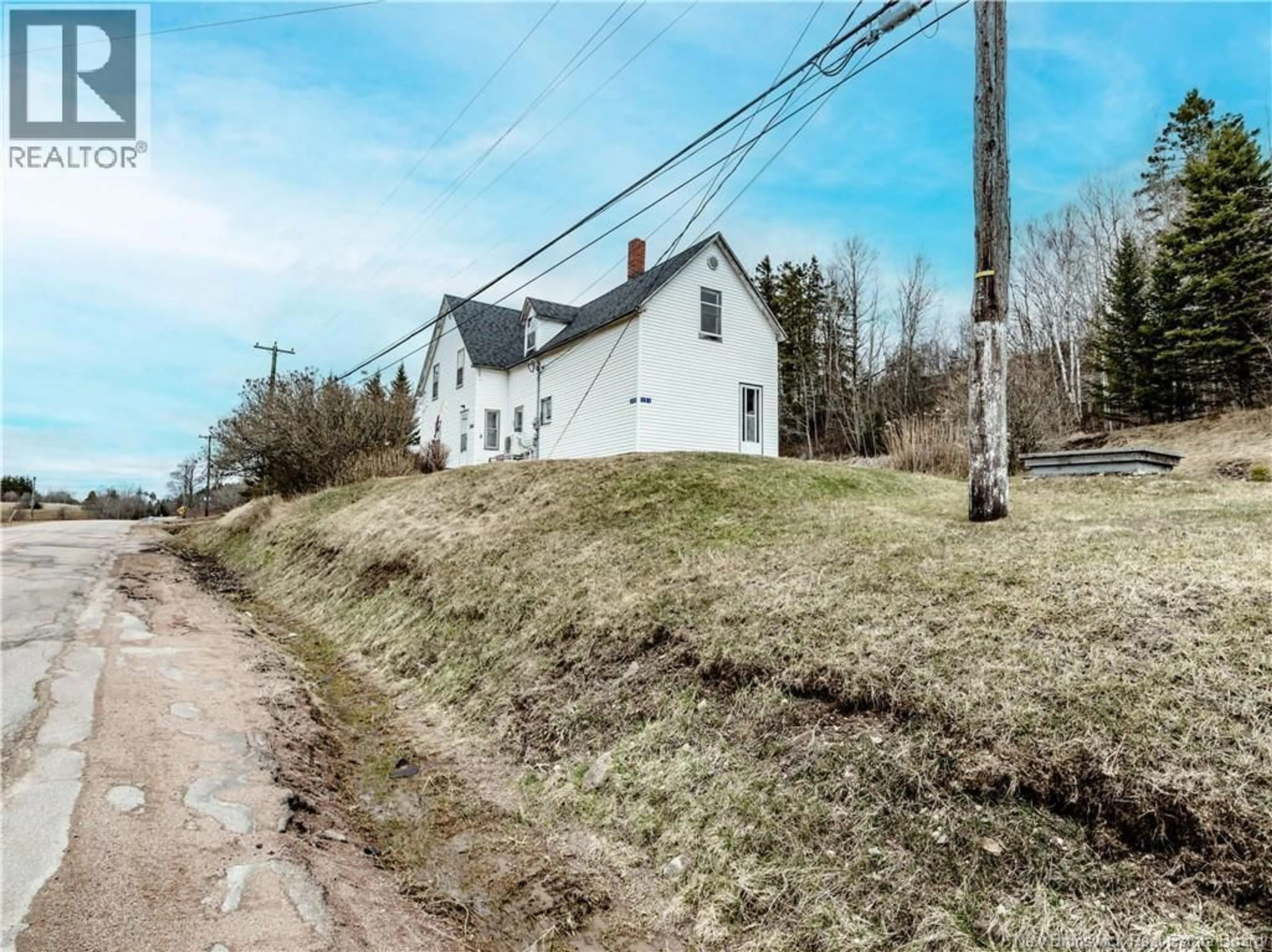 A pic from outside/outdoor area/front of a property/back of a property/a pic from drone, street for 1151 ROYAL, Memramcook New Brunswick E4K1Y2