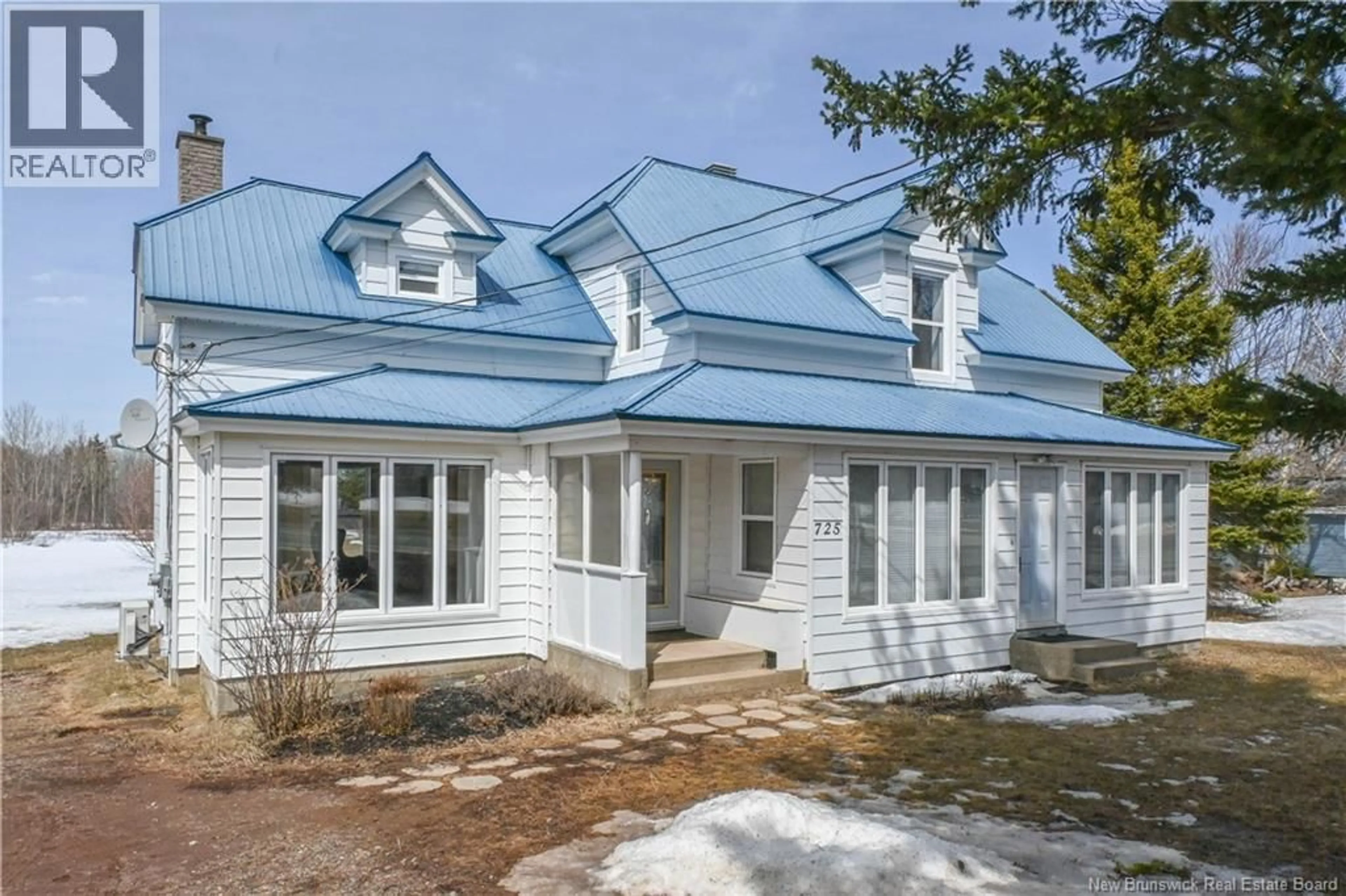 Home with vinyl exterior material, building for 725 SAINT-PIERRE BOULEVARD, Caraquet New Brunswick E1W1A1