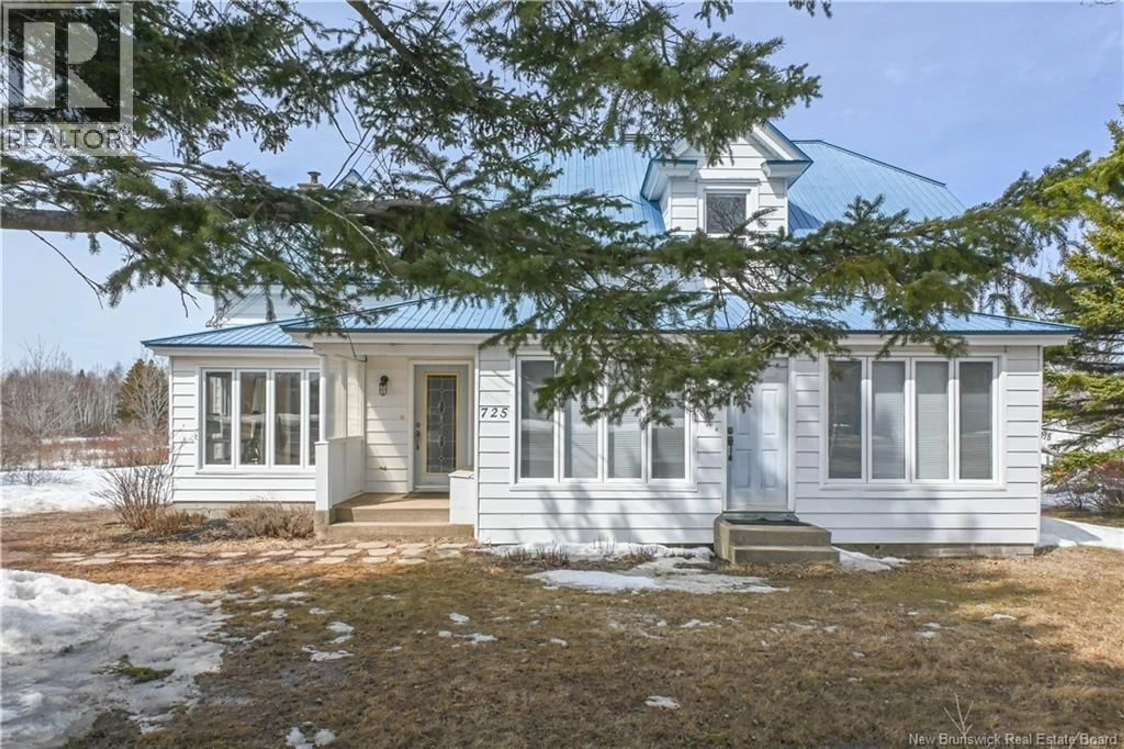 Home with vinyl exterior material, street for 725 SAINT-PIERRE BOULEVARD, Caraquet New Brunswick E1W1A1