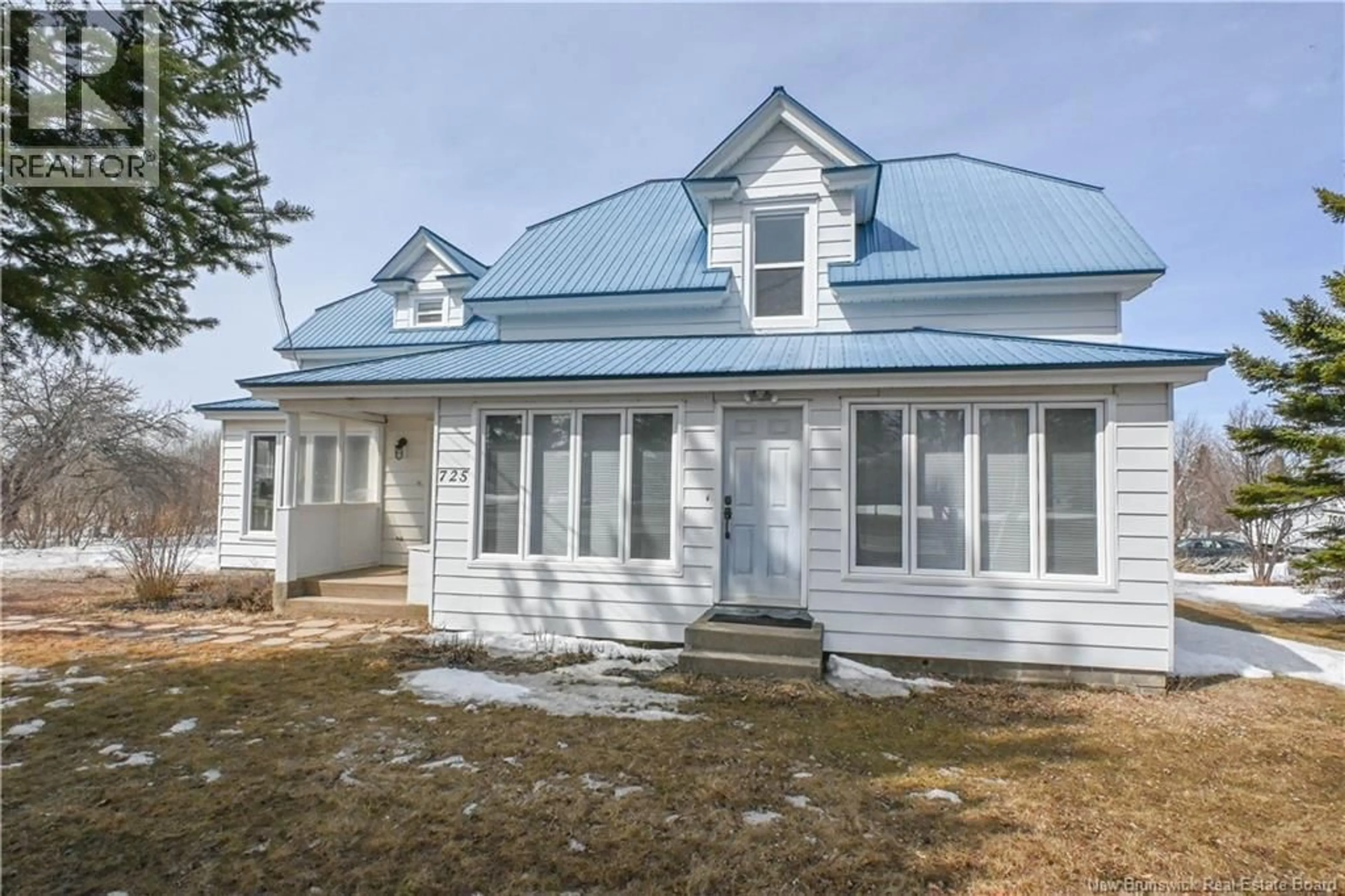 Home with vinyl exterior material, building for 725 SAINT-PIERRE BOULEVARD, Caraquet New Brunswick E1W1A1