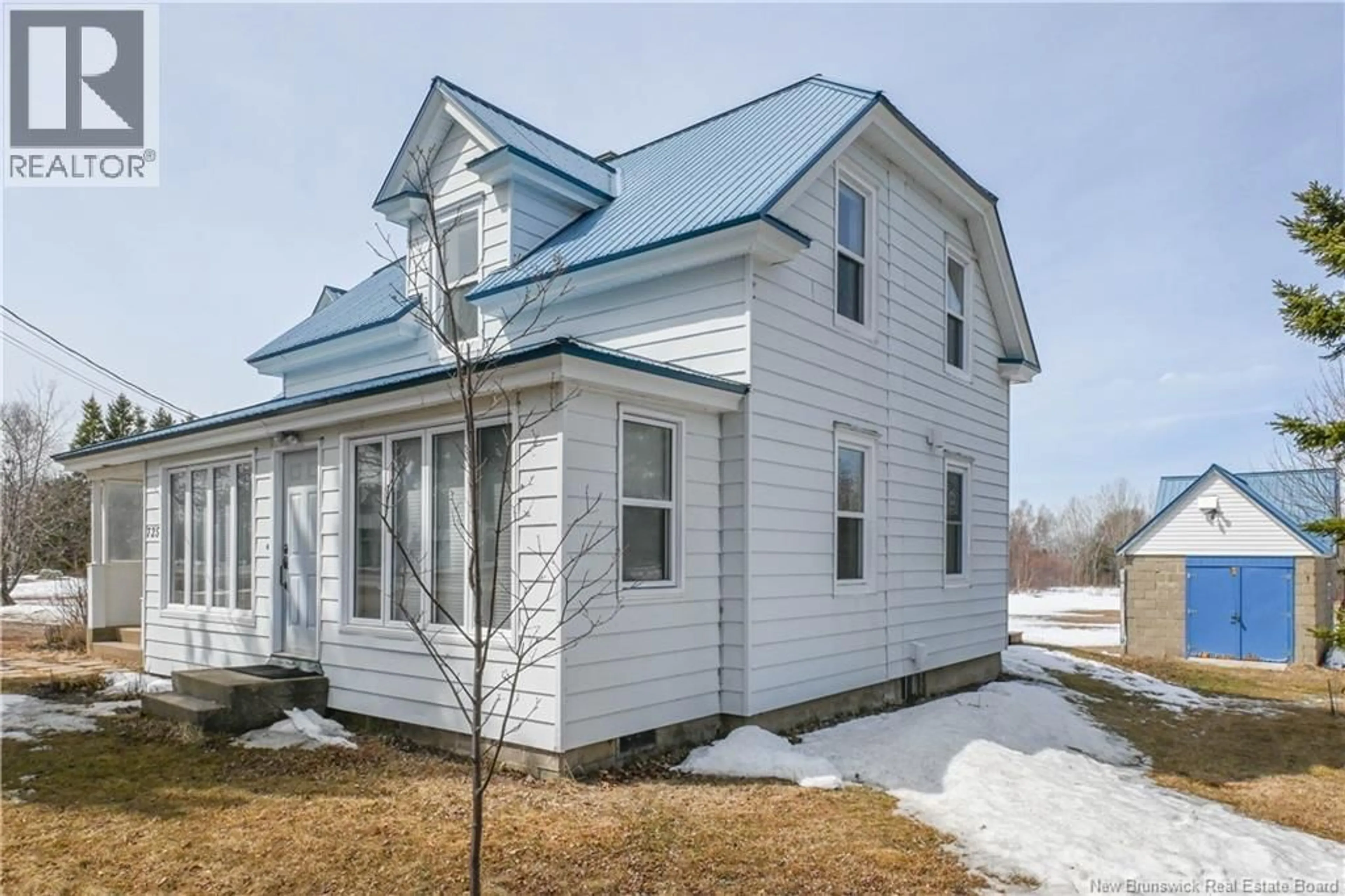 Home with vinyl exterior material, building for 725 SAINT-PIERRE BOULEVARD, Caraquet New Brunswick E1W1A1