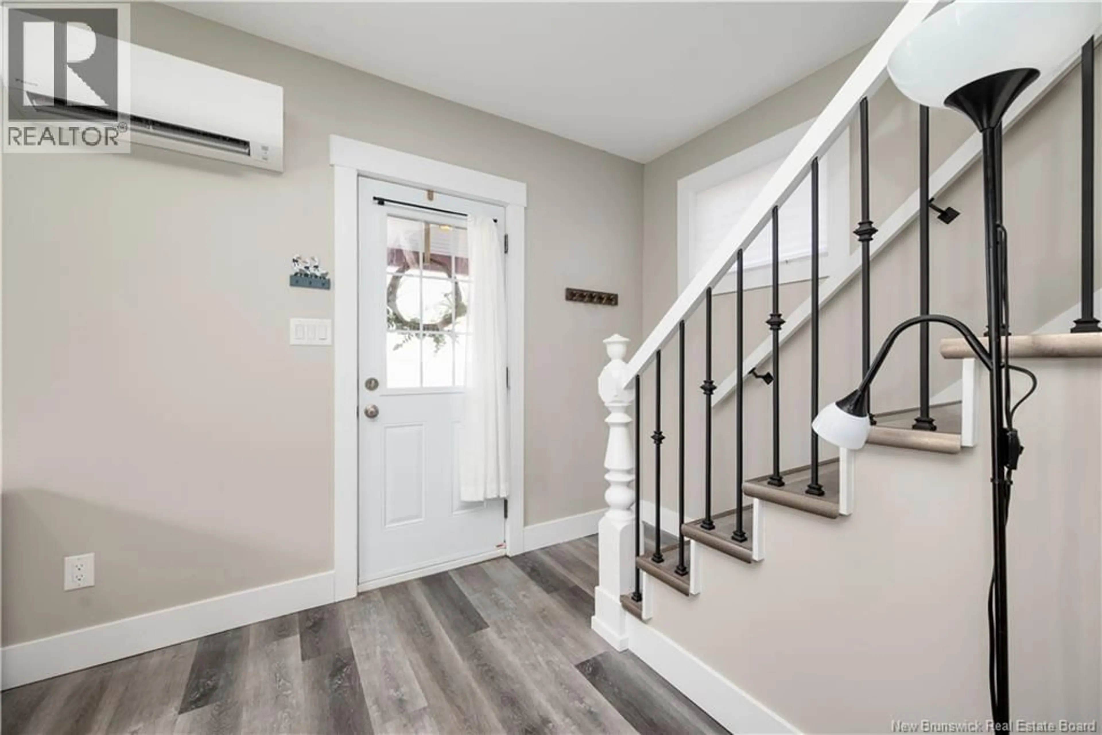 Indoor entryway for 125 BROADWAY, Moncton New Brunswick E1A3Y3