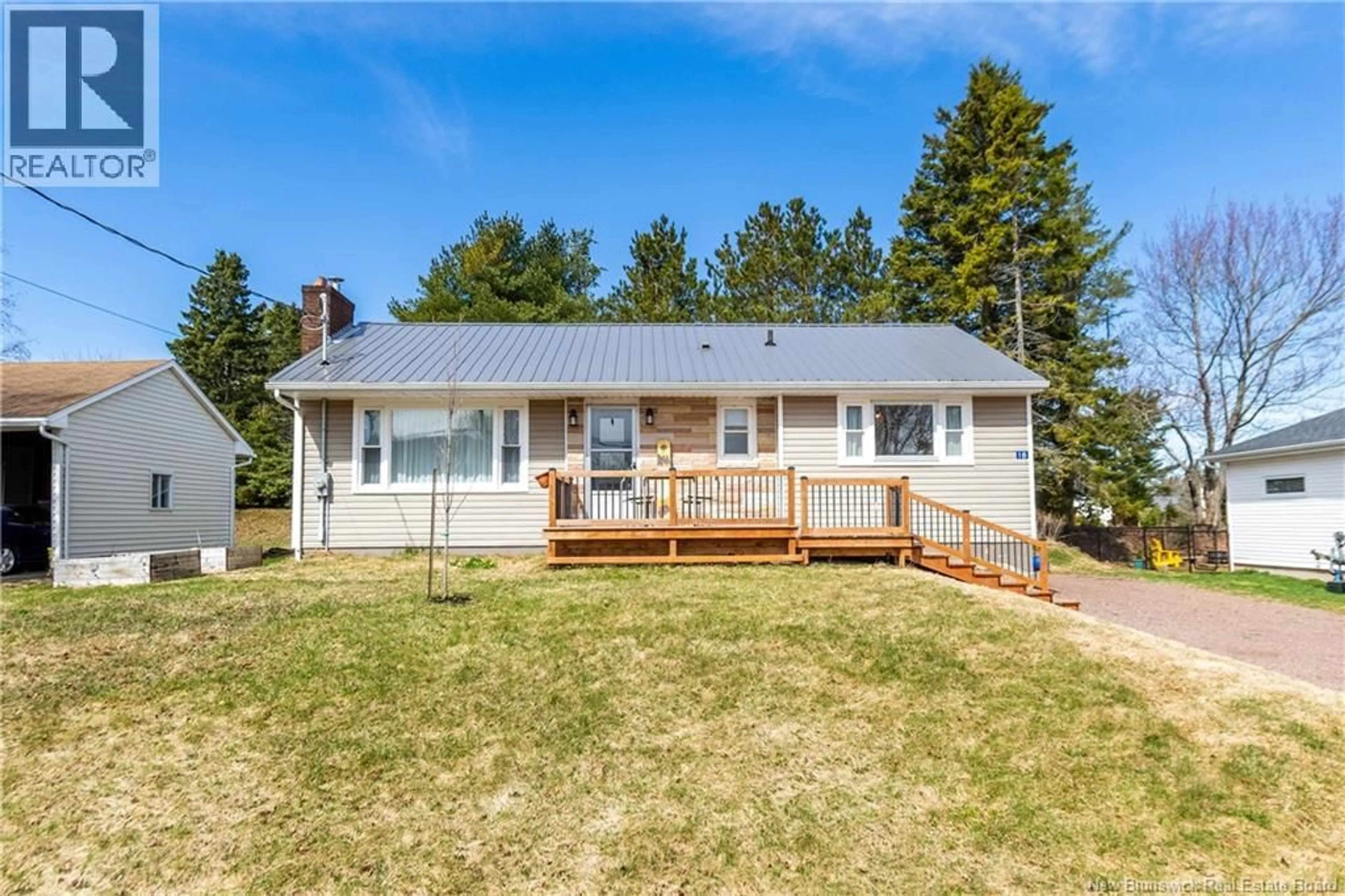 Home with vinyl exterior material, unknown for 18 HILLCREST AVENUE, Sackville New Brunswick E4L3Y2