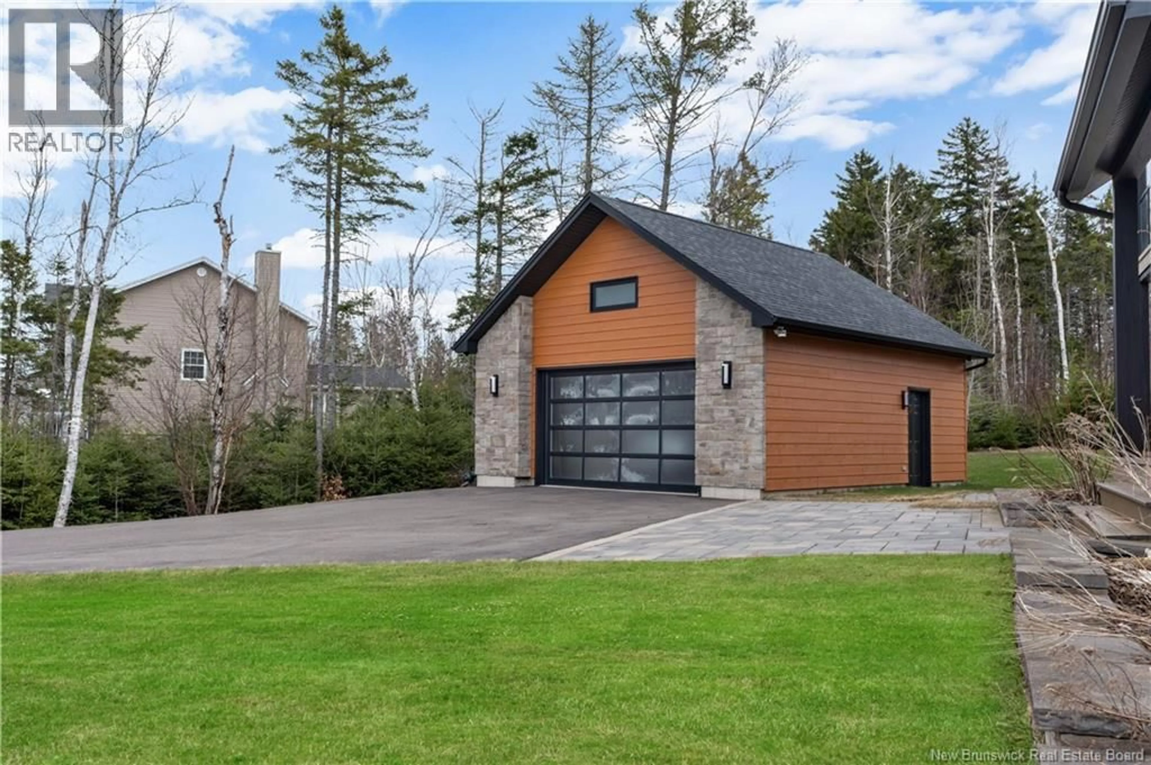 Indoor garage for 96 THORNCASTLE, Lutes Mountain New Brunswick E1G0P9