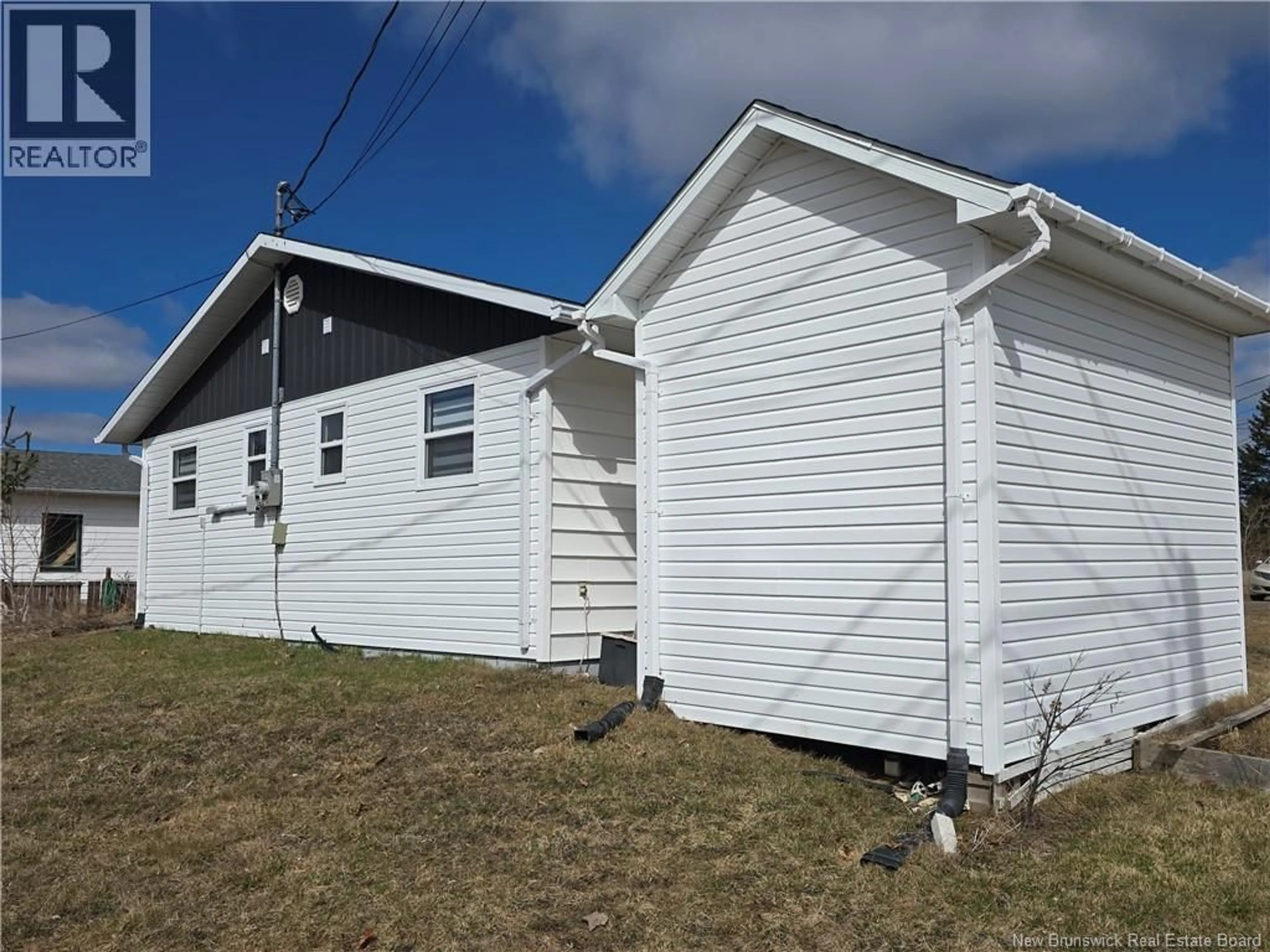 Home with vinyl exterior material, building for 462 SAULNIER EST, Tracadie New Brunswick E1X1E3
