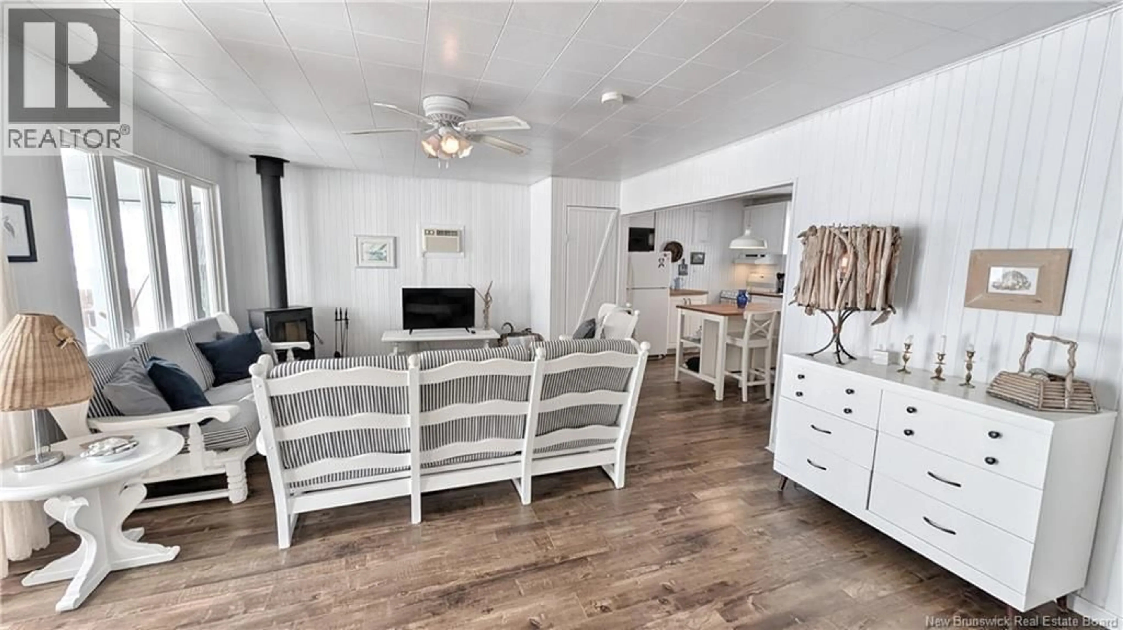 Living room with furniture, unknown for 33 ALLÉE LOUISA ALLÉE, Shippagan New Brunswick E8S2X3