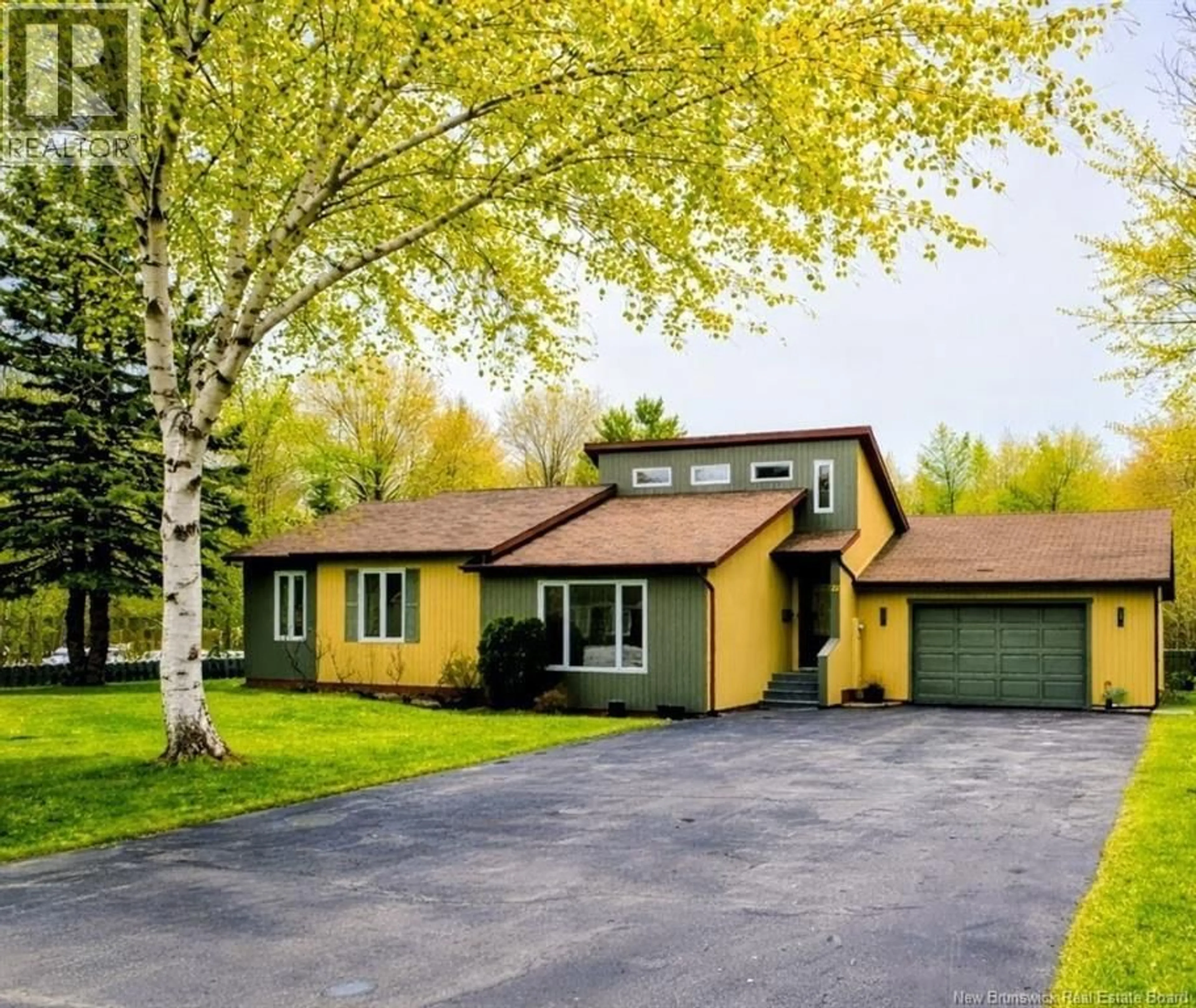 Home with vinyl exterior material, street for 27 RUE DU BICENTENAIRE, Caraquet New Brunswick E1W1A3