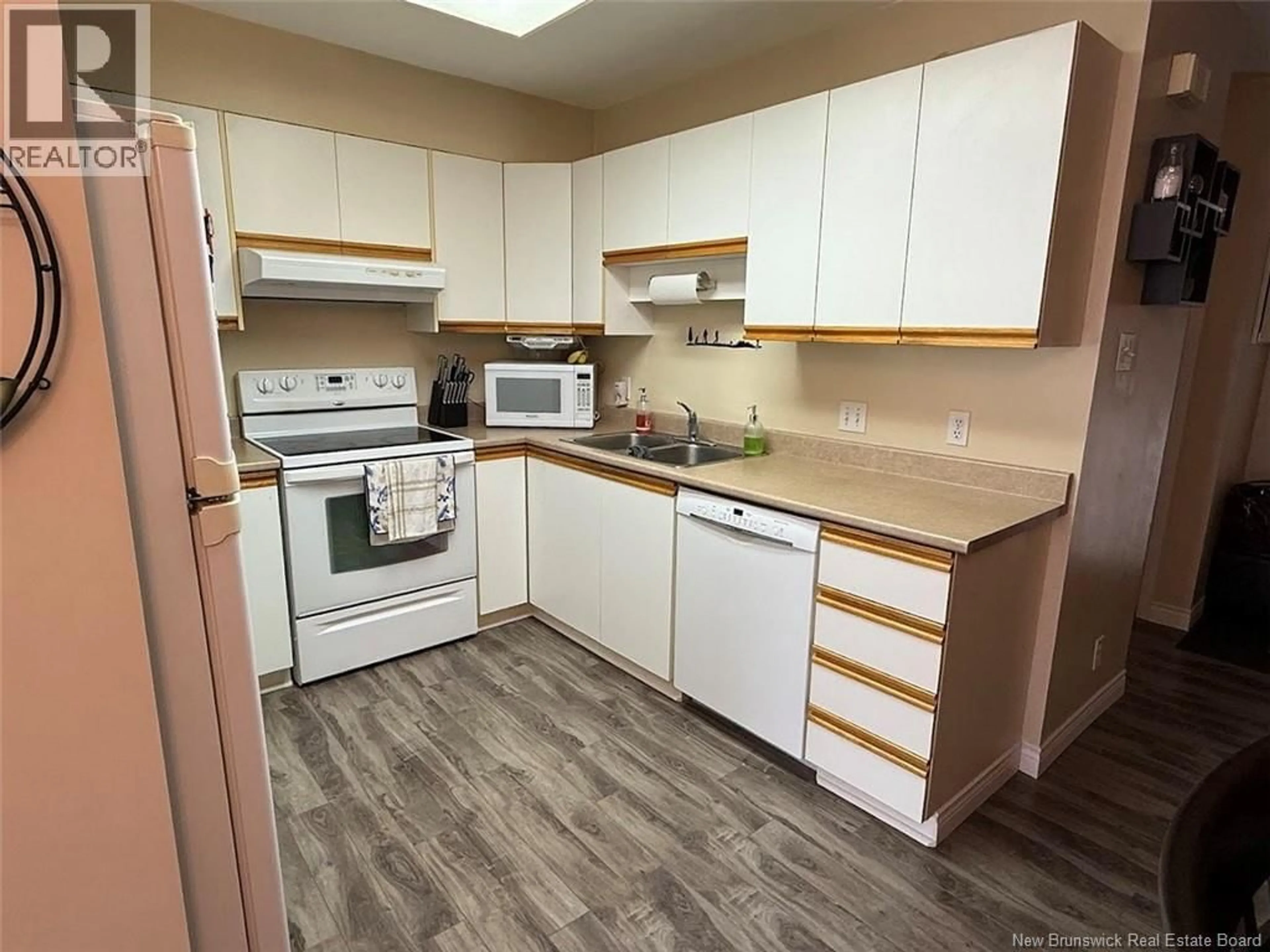 Standard kitchen, wood/laminate floor for G - 20 DU BOURG AVENUE, Edmundston New Brunswick E3V4C5