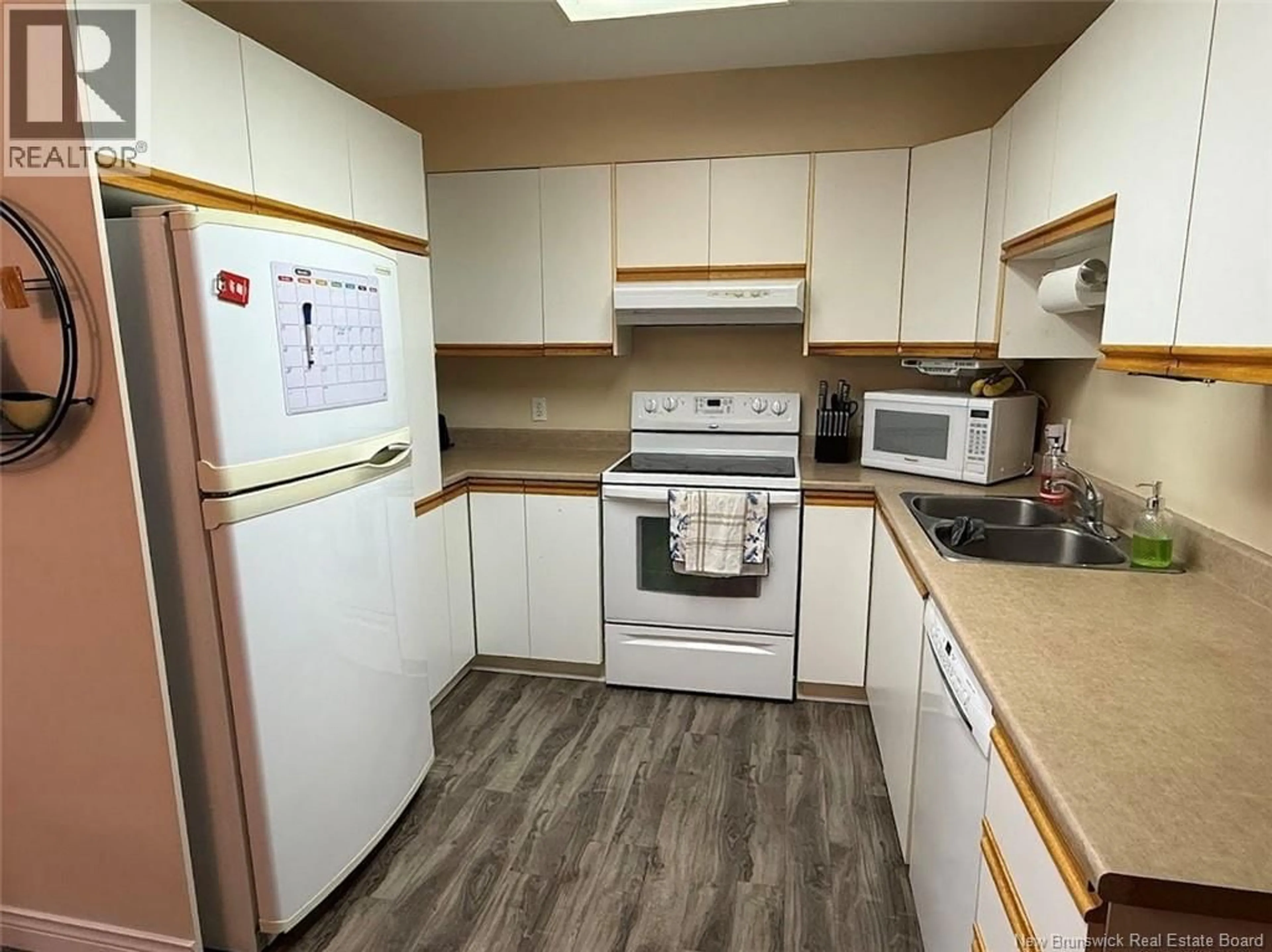Standard kitchen, wood/laminate floor for G - 20 DU BOURG AVENUE, Edmundston New Brunswick E3V4C5