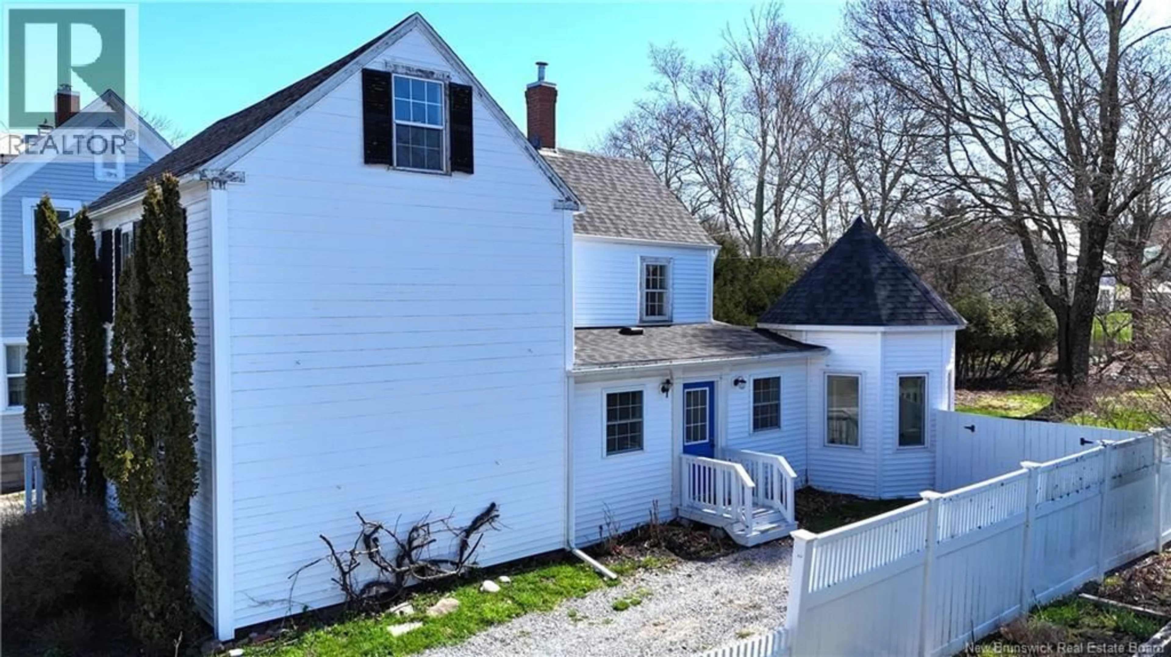 A pic from outside/outdoor area/front of a property/back of a property/a pic from drone, street for 107 KING STREET, Saint Andrews New Brunswick E5B1X8