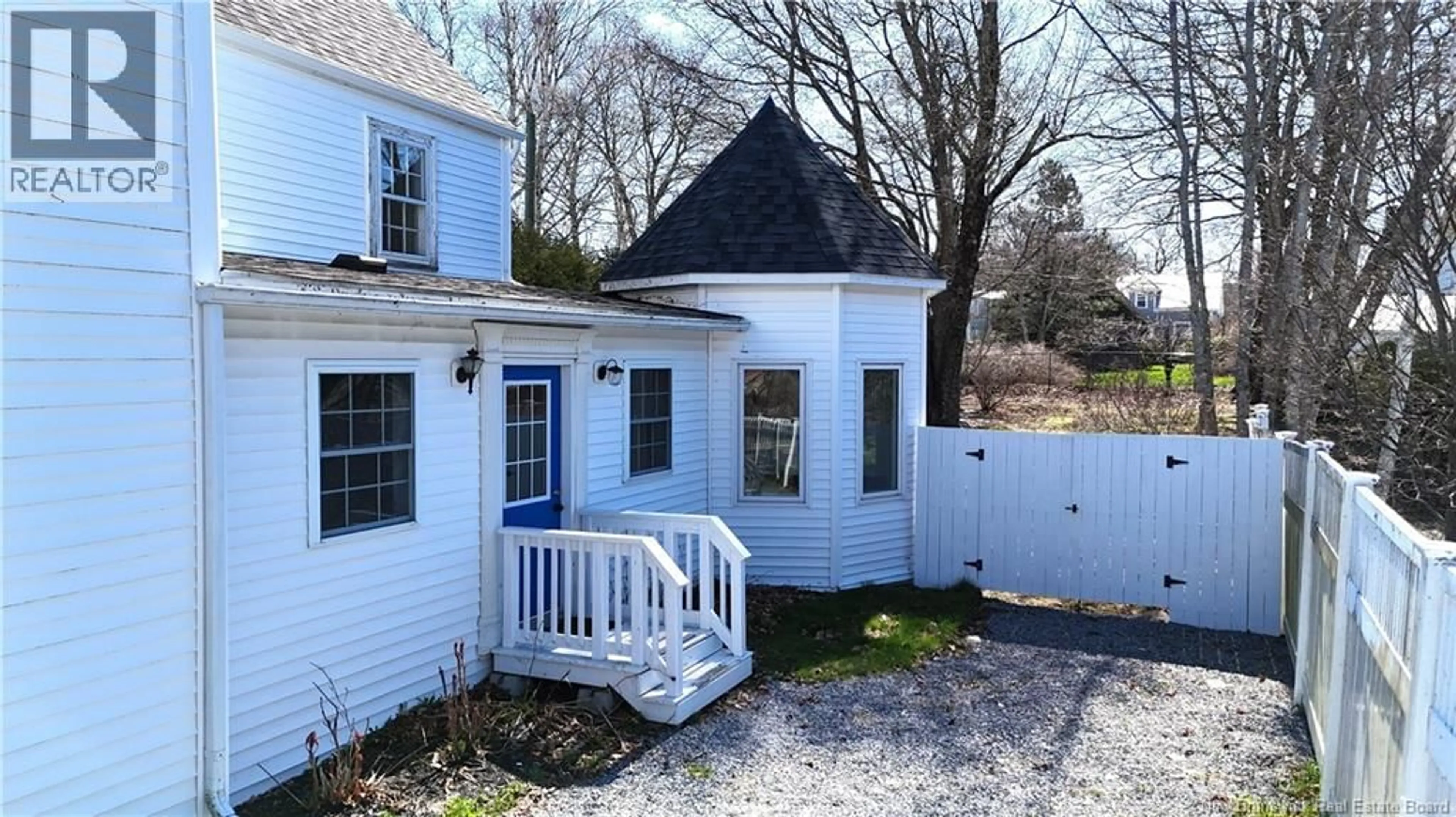 A pic from outside/outdoor area/front of a property/back of a property/a pic from drone, street for 107 KING STREET, Saint Andrews New Brunswick E5B1X8