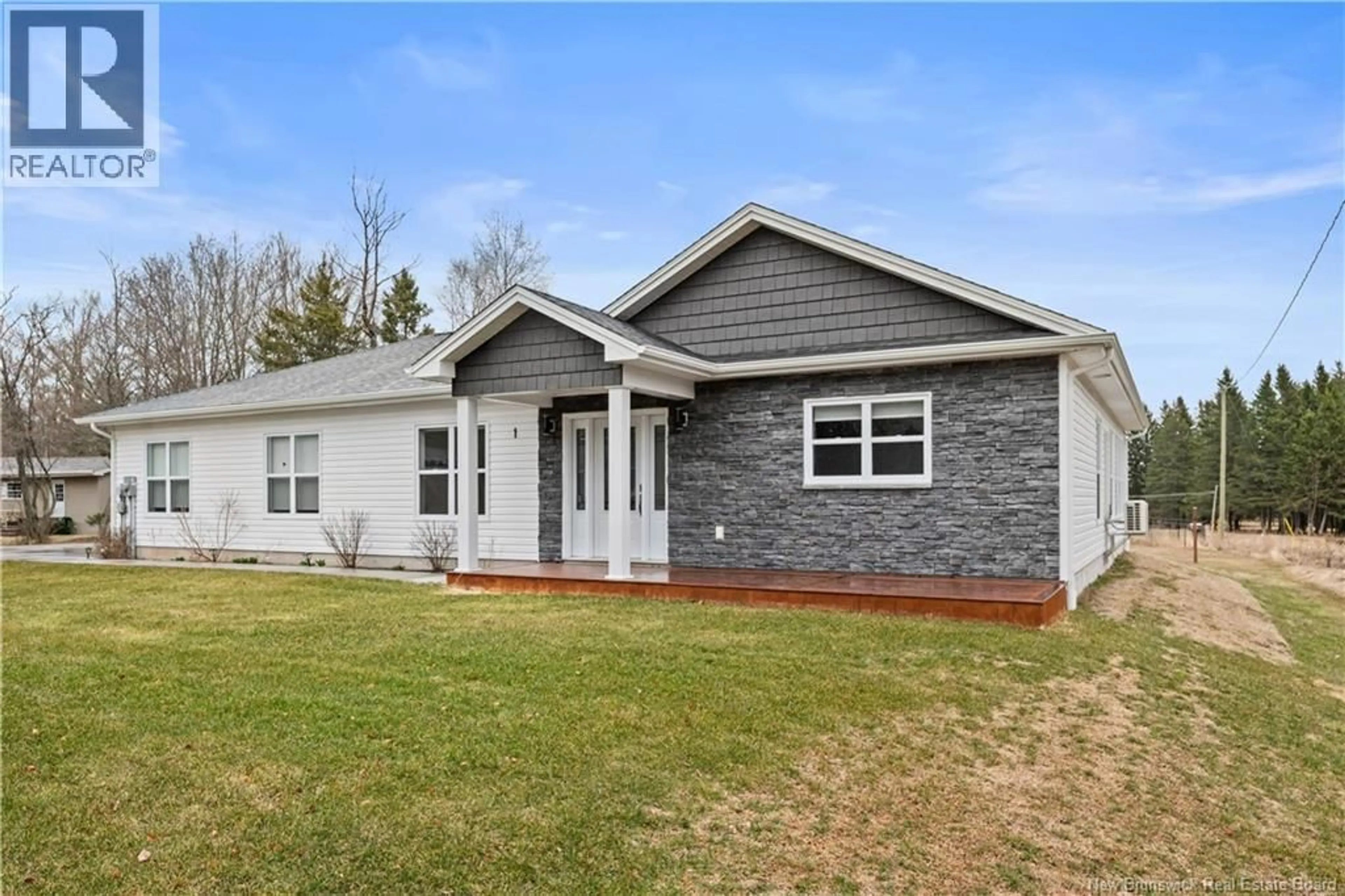 Home with vinyl exterior material, building for 1 HERON WAY, Shediac Cape New Brunswick E4P3B9
