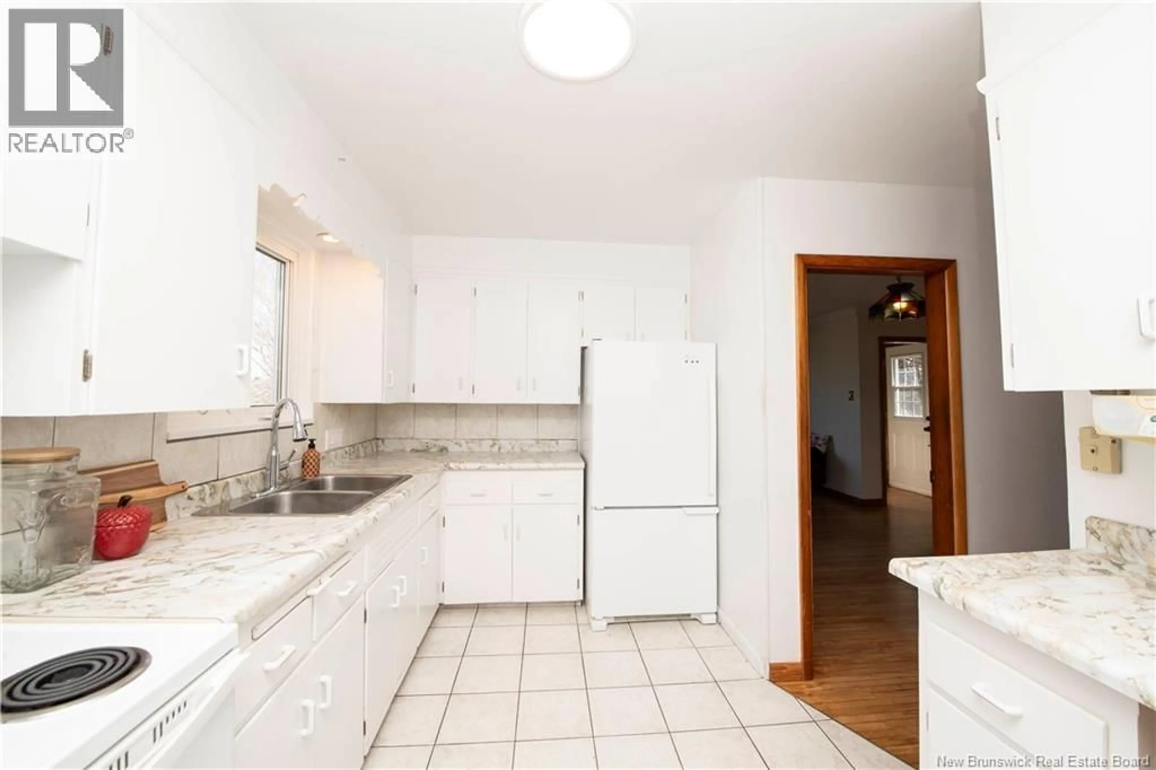 Standard kitchen, ceramic/tile floor for 50 WINDEMERE DRIVE, Moncton New Brunswick E1C4L7