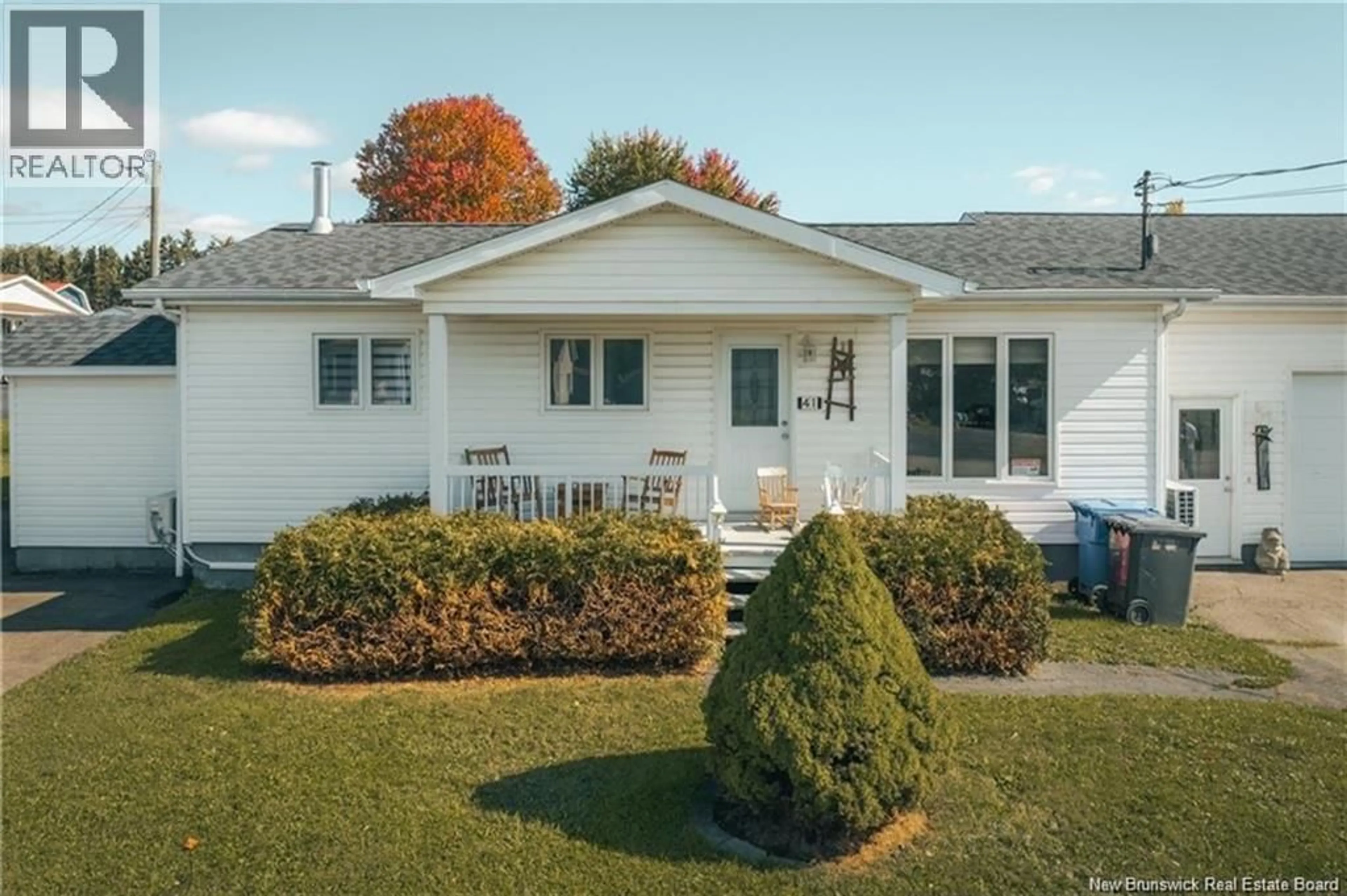 Home with vinyl exterior material, street for 41 RUE ST-FRANÇOIS, Saint-Léonard New Brunswick E7E2H3