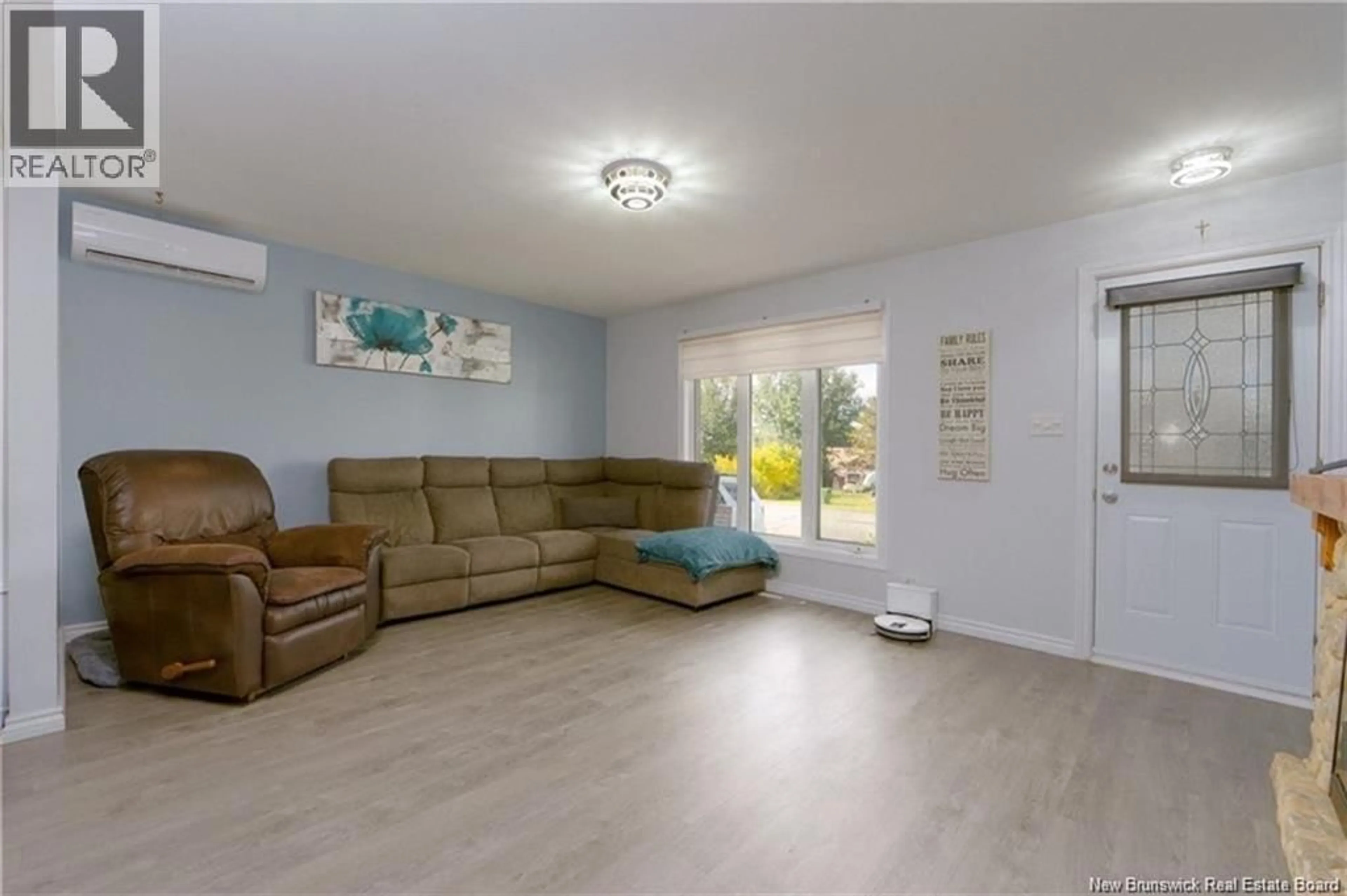 Living room with furniture, unknown for 41 RUE ST-FRANÇOIS, Saint-Léonard New Brunswick E7E2H3
