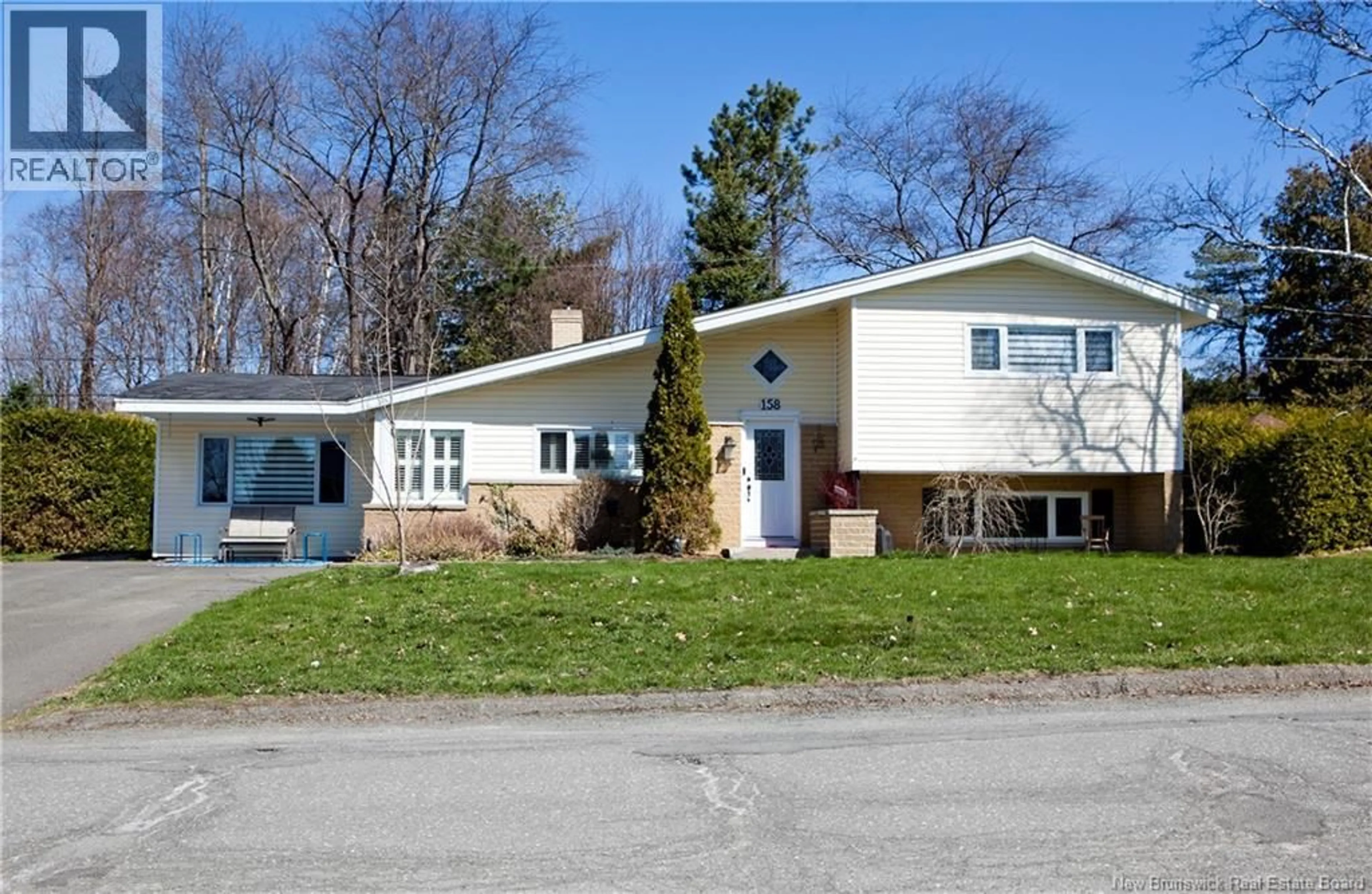Home with vinyl exterior material, street for 158 ST. JAMES STREET, Woodstock New Brunswick E7M2T7