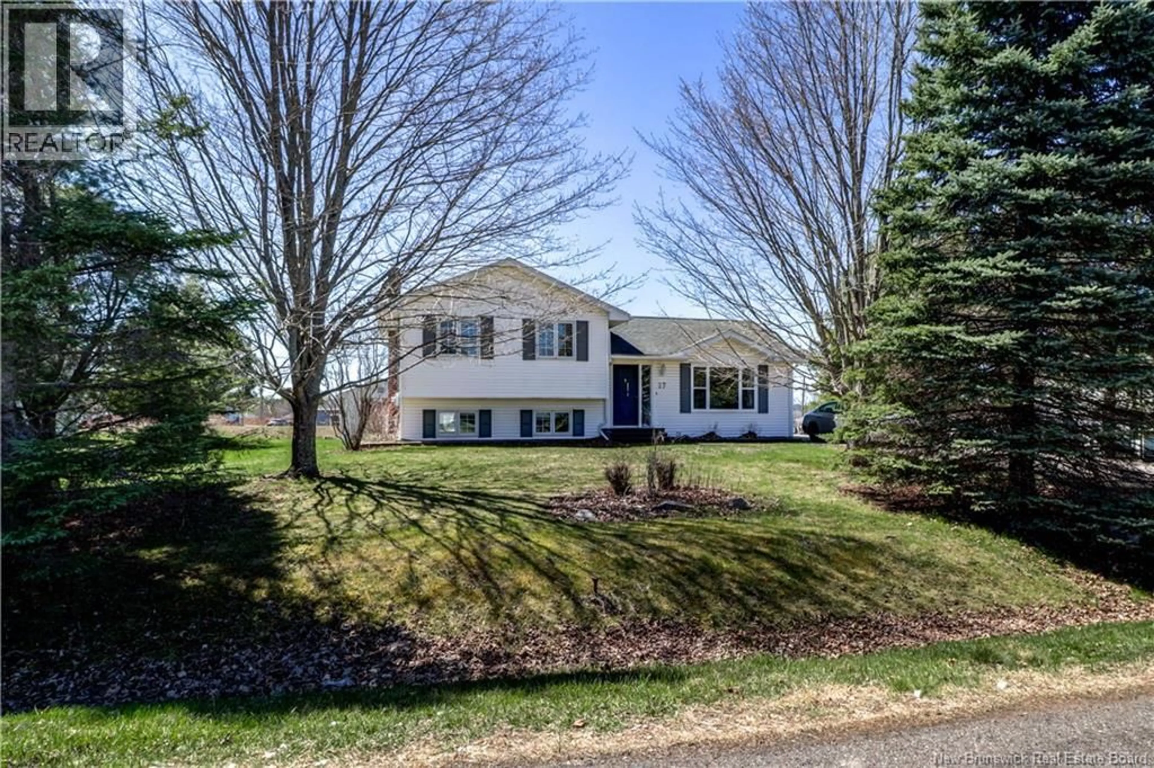 A pic from outside/outdoor area/front of a property/back of a property/a pic from drone, street for 27 MEREDITH DRIVE, Sussex Corner New Brunswick E4E2T8