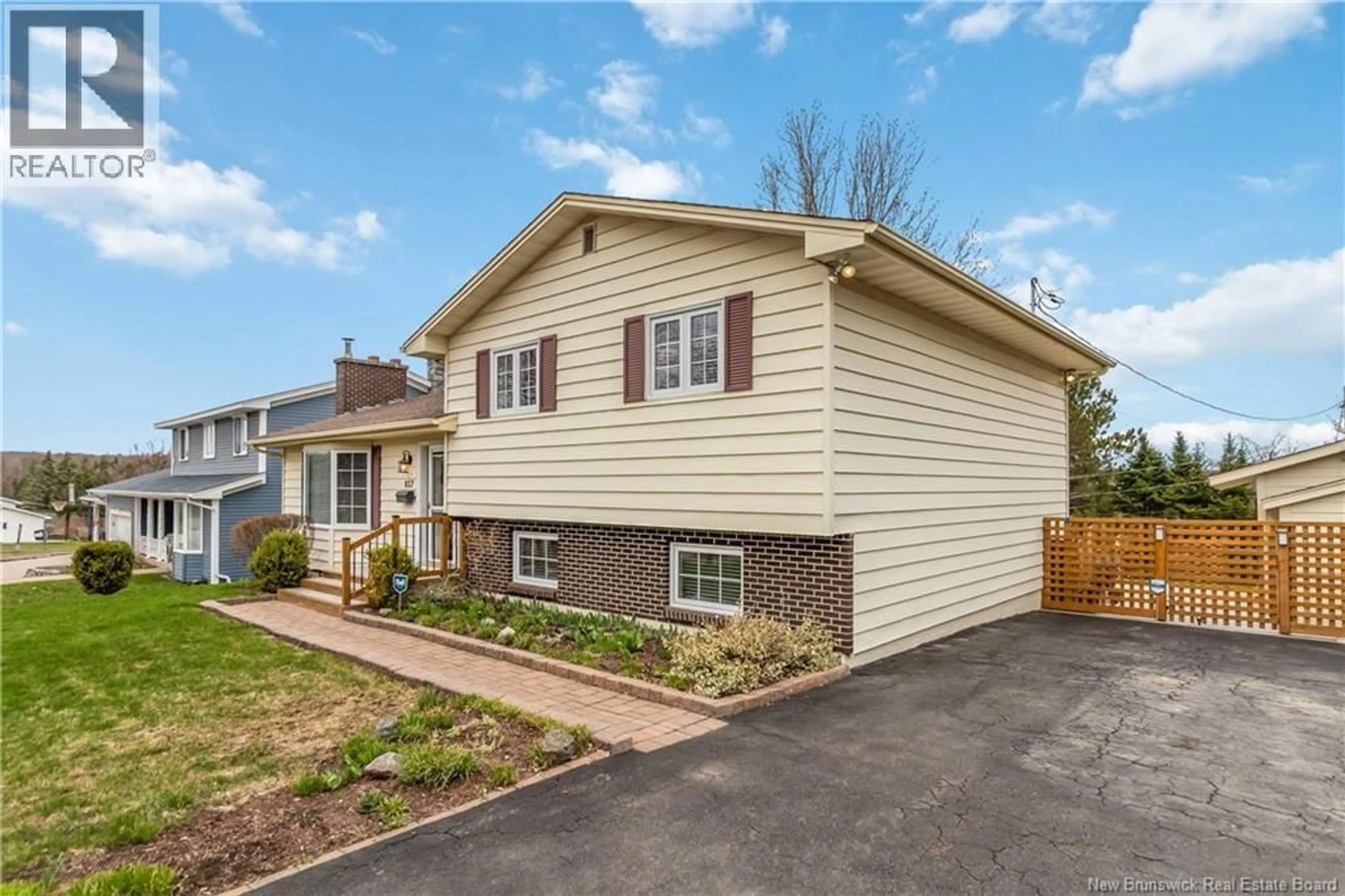Home with vinyl exterior material, street for 857 FRAMPTON LANE, Moncton New Brunswick E1G1S1