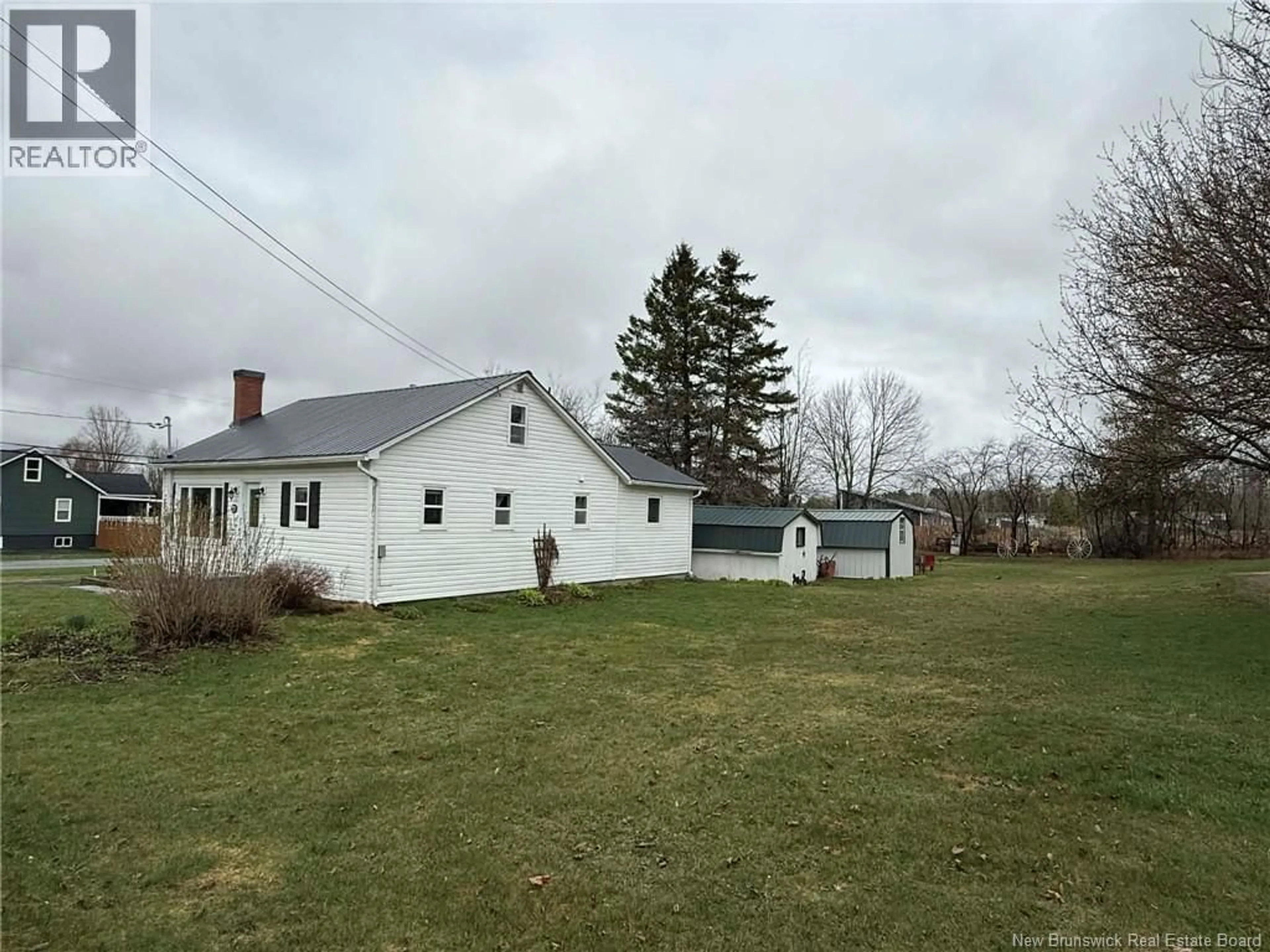 A pic from outside/outdoor area/front of a property/back of a property/a pic from drone, building for 77 HILLCREST STREET, Hartland New Brunswick E7P1M9