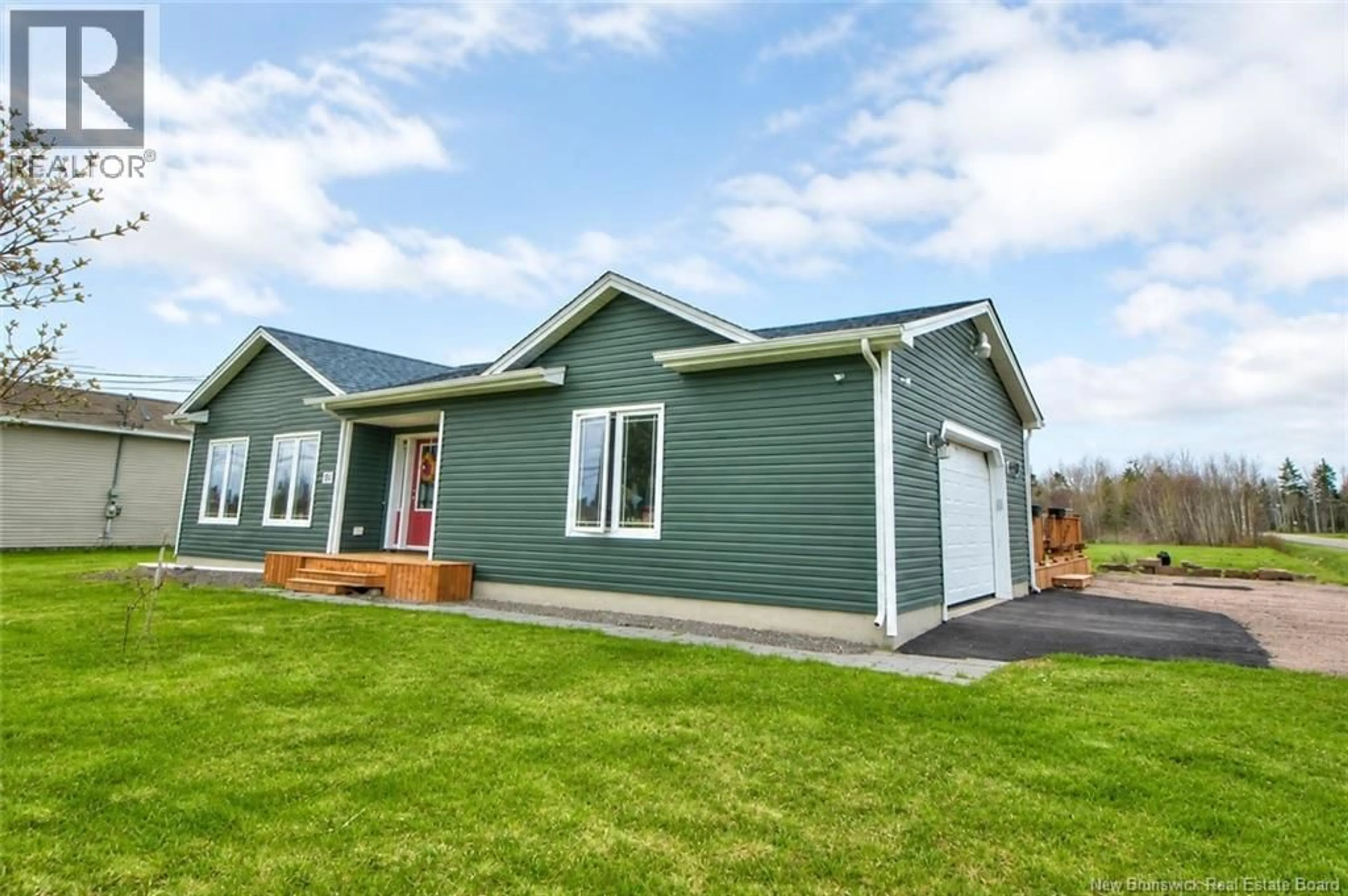 Home with vinyl exterior material, building for 27 CLEMENT AVENUE, Saint-Antoine New Brunswick E4V1E3