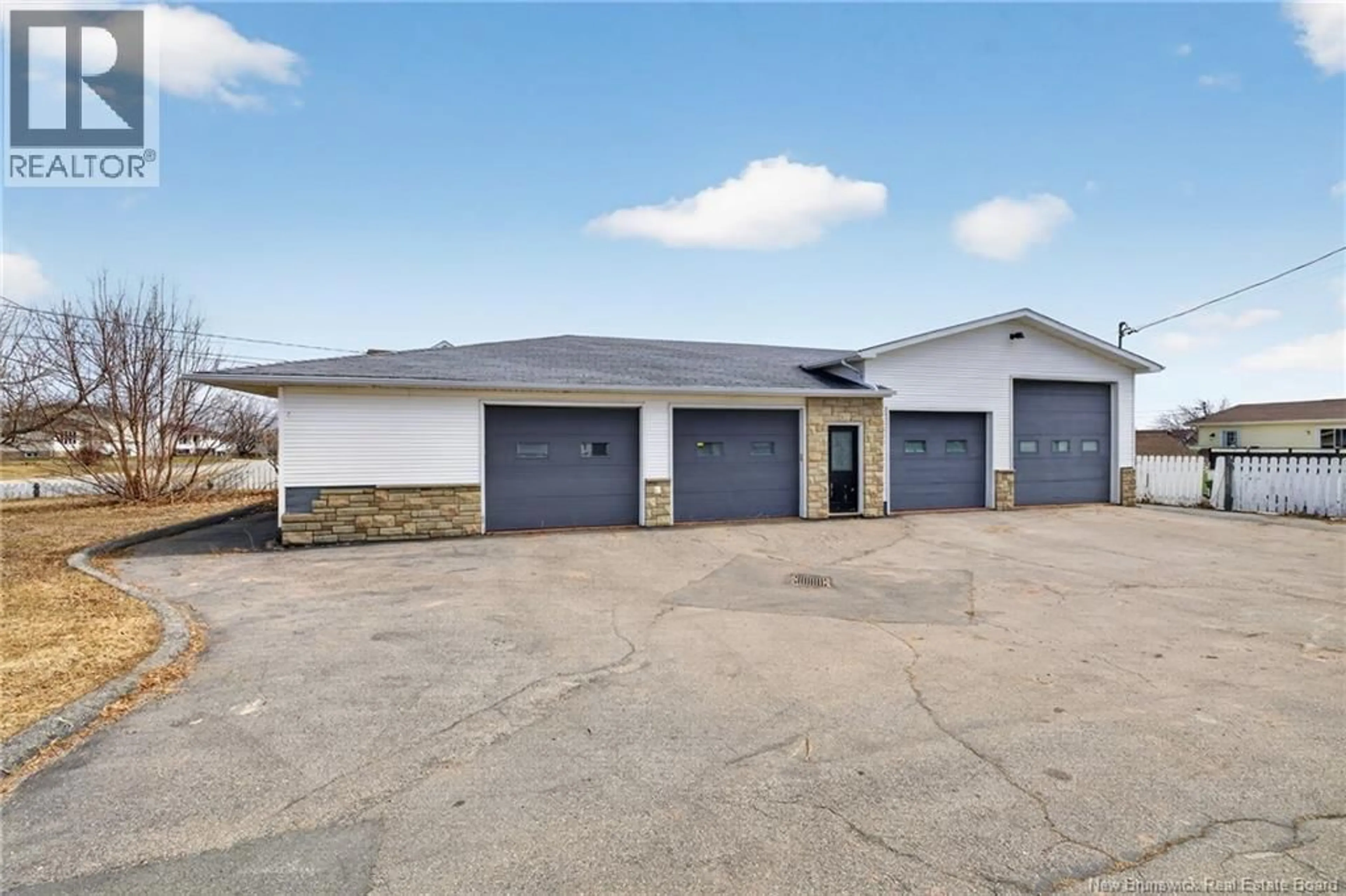 A pic from outside/outdoor area/front of a property/back of a property/a pic from drone, building for 16 RUE DU RIVAGE, Lamèque New Brunswick E8T1L5