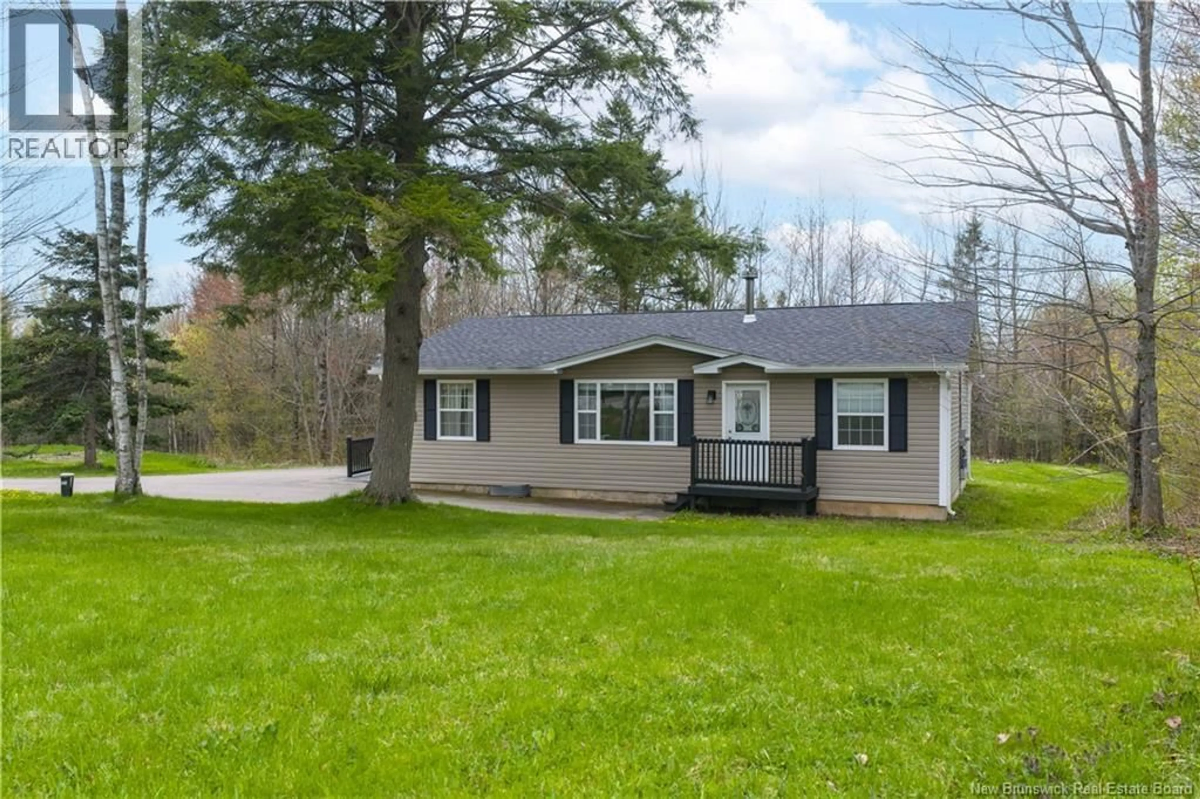 Home with vinyl exterior material, street for 32 WILDWOOD CRESCENT, Roachville New Brunswick E4G2K7