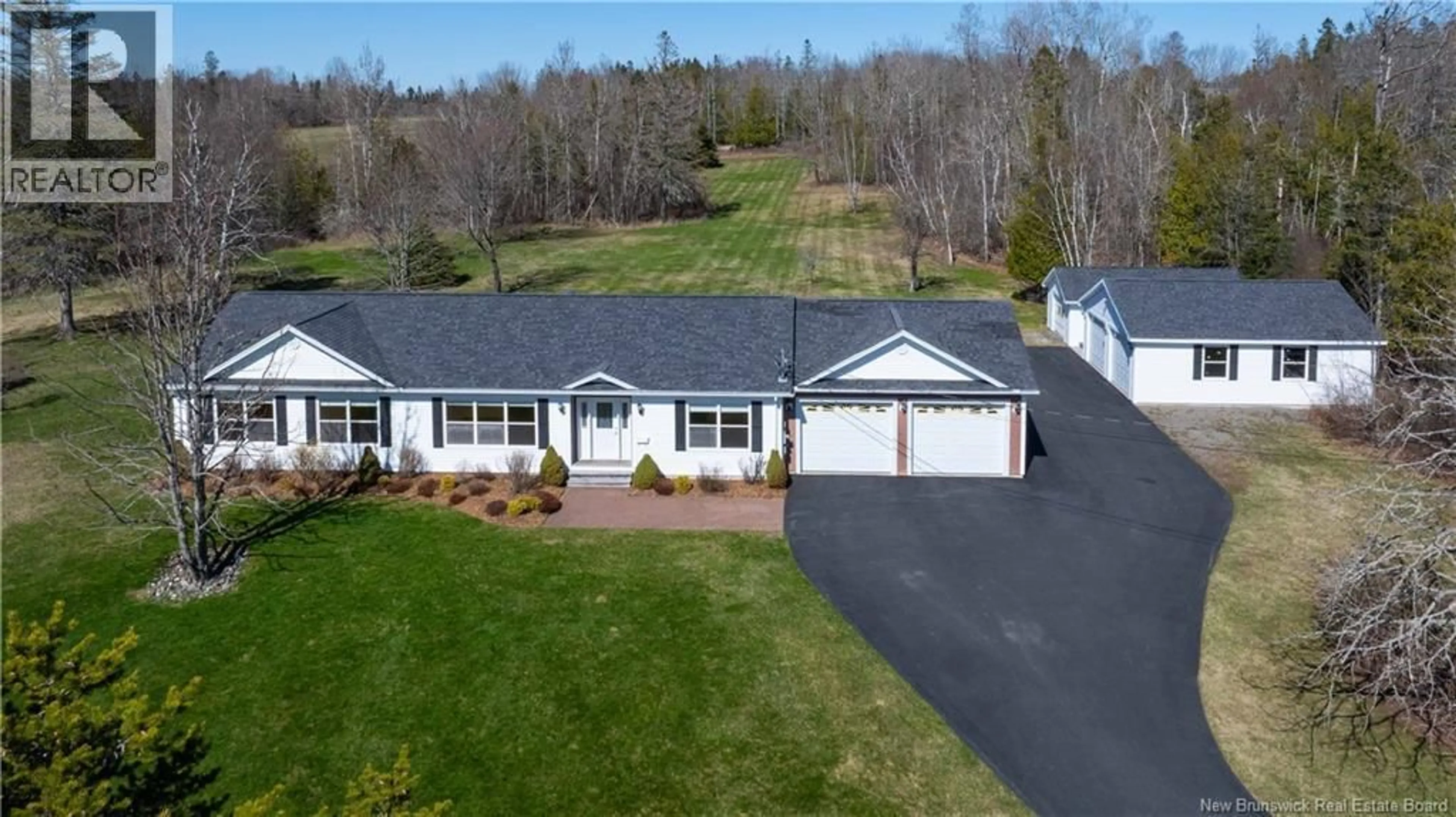 A pic from outside/outdoor area/front of a property/back of a property/a pic from drone, street for 764 BAYVIEW DRIVE, Saint Andrews New Brunswick E5B2N1